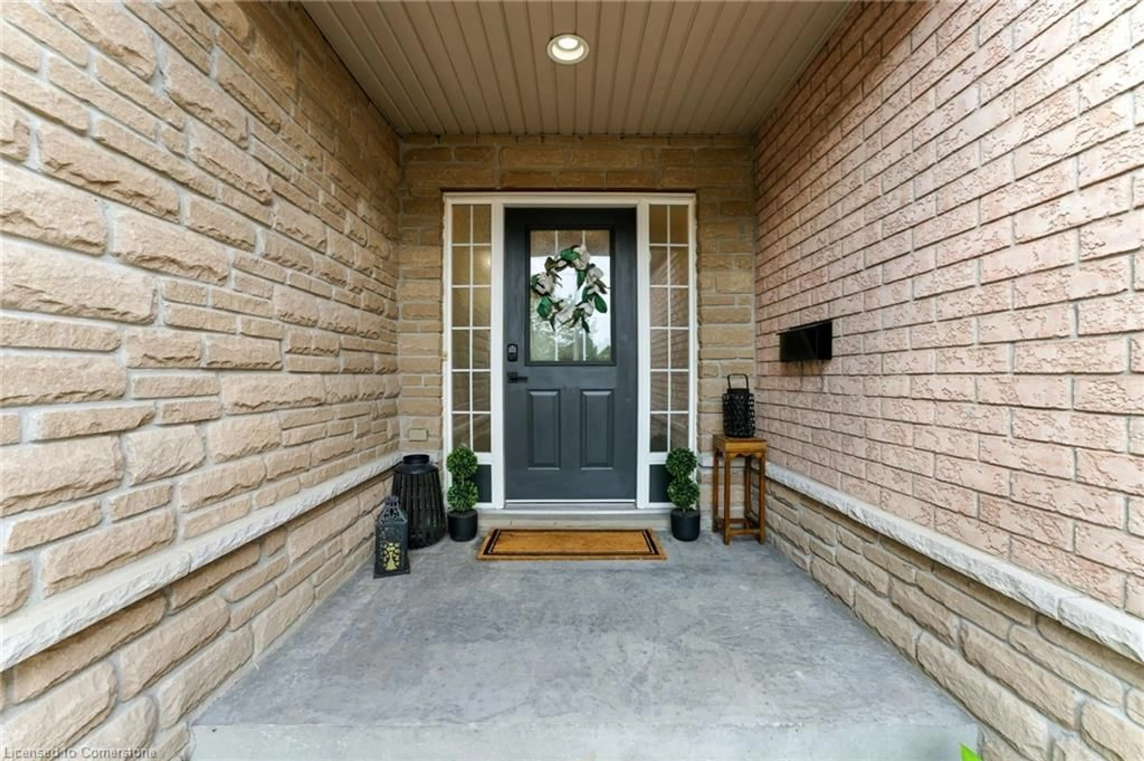 Indoor entryway for 120 Reiber Crt, Waterloo Ontario N2L 6N3