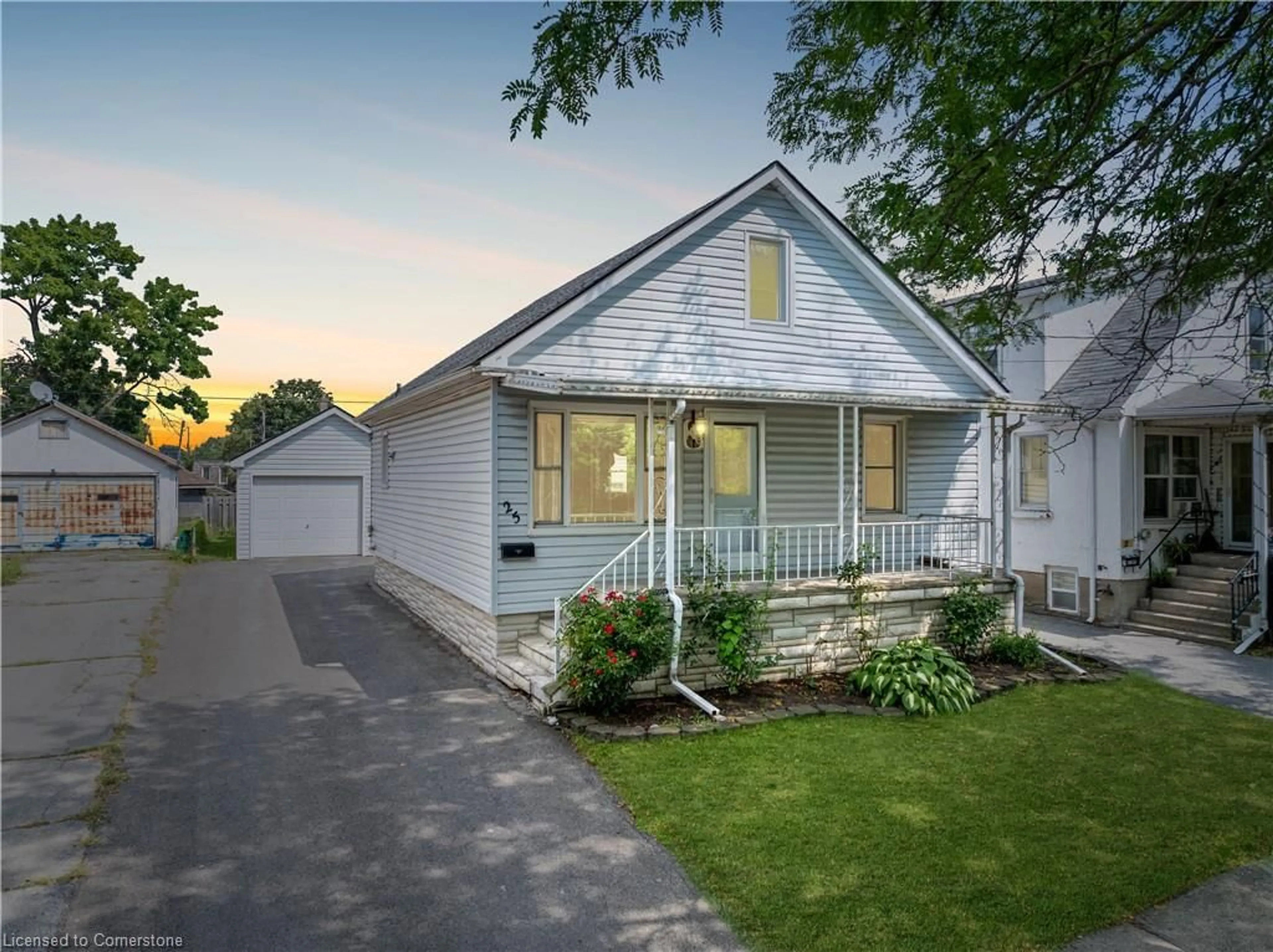 Home with vinyl exterior material, street for 25 Balmoral Ave, Welland Ontario L3B 1S3