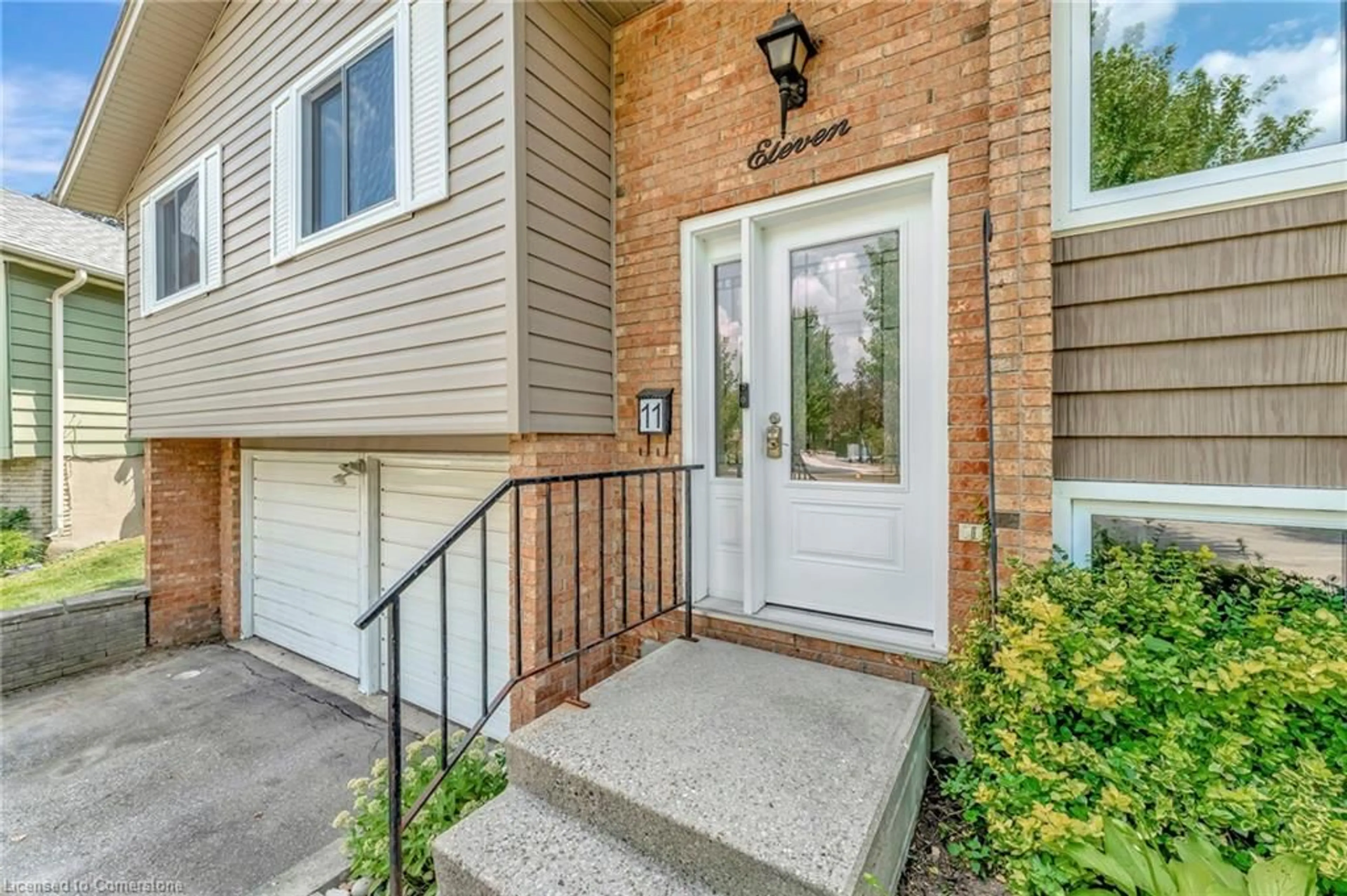 Indoor entryway for 11 Brassey Crt, Kitchener Ontario N2P 1J2