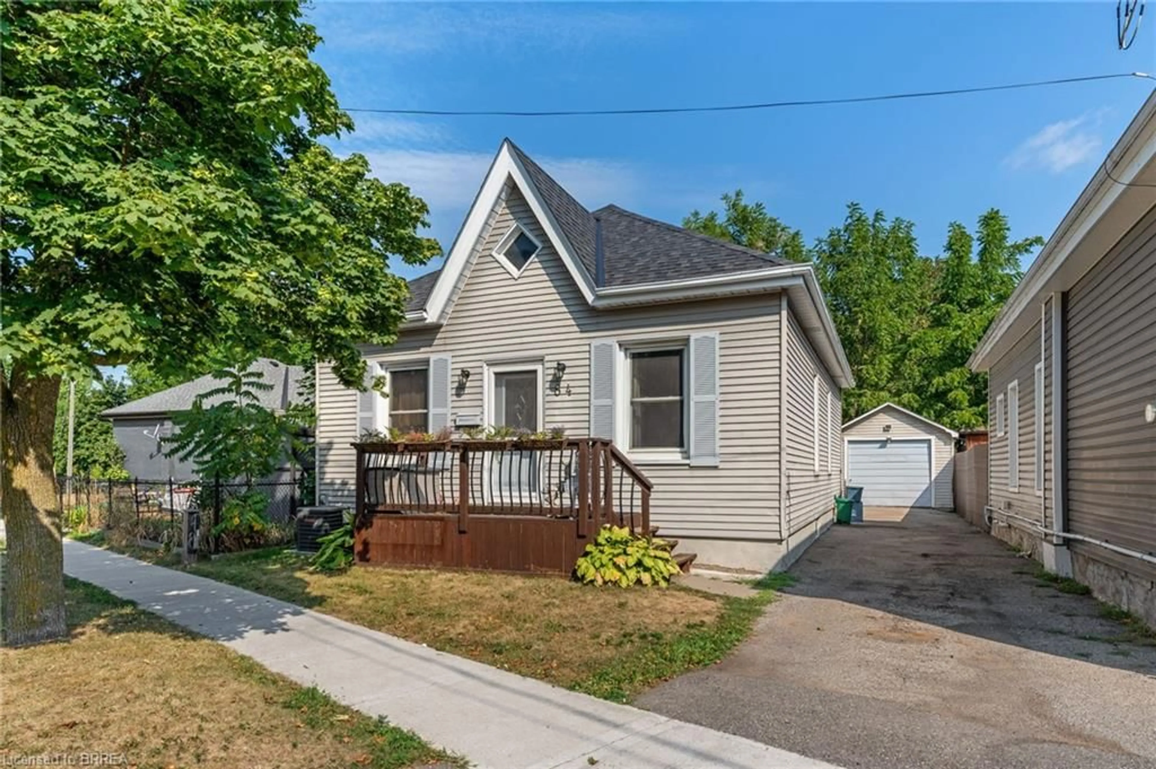 Home with vinyl exterior material, street for 84 Brighton Ave, Brantford Ontario N3S 1W2