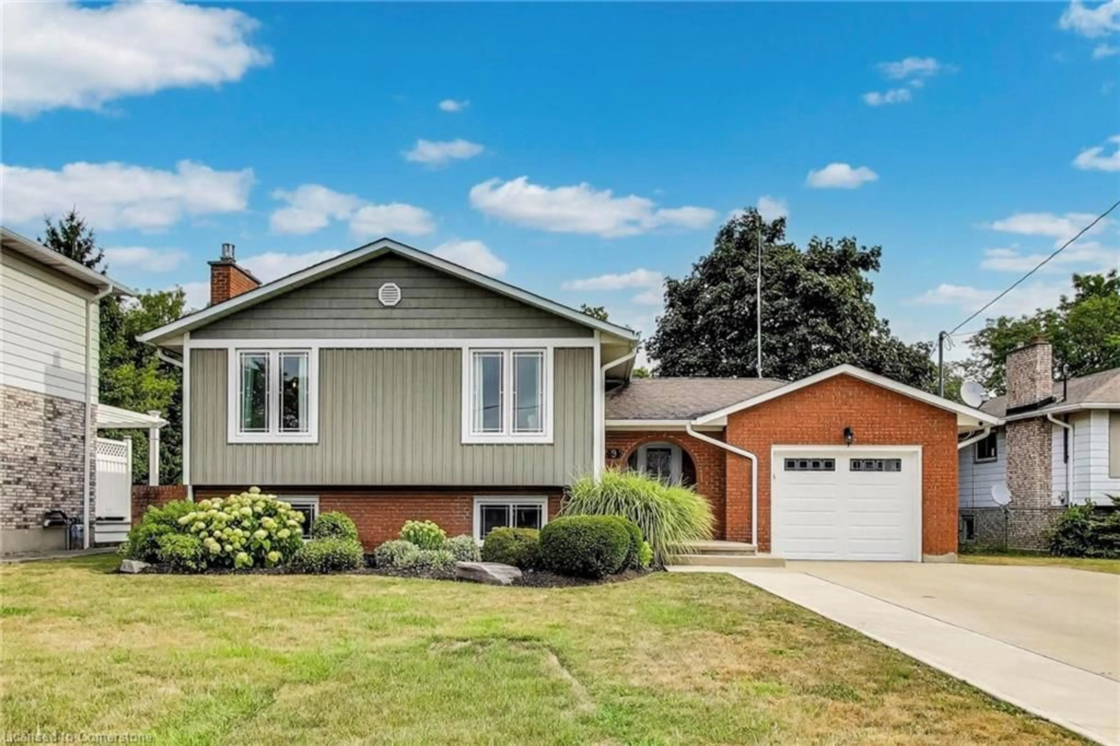 Home with vinyl exterior material, street for 9 Brooks Cir, Smithville Ontario L0R 2A0