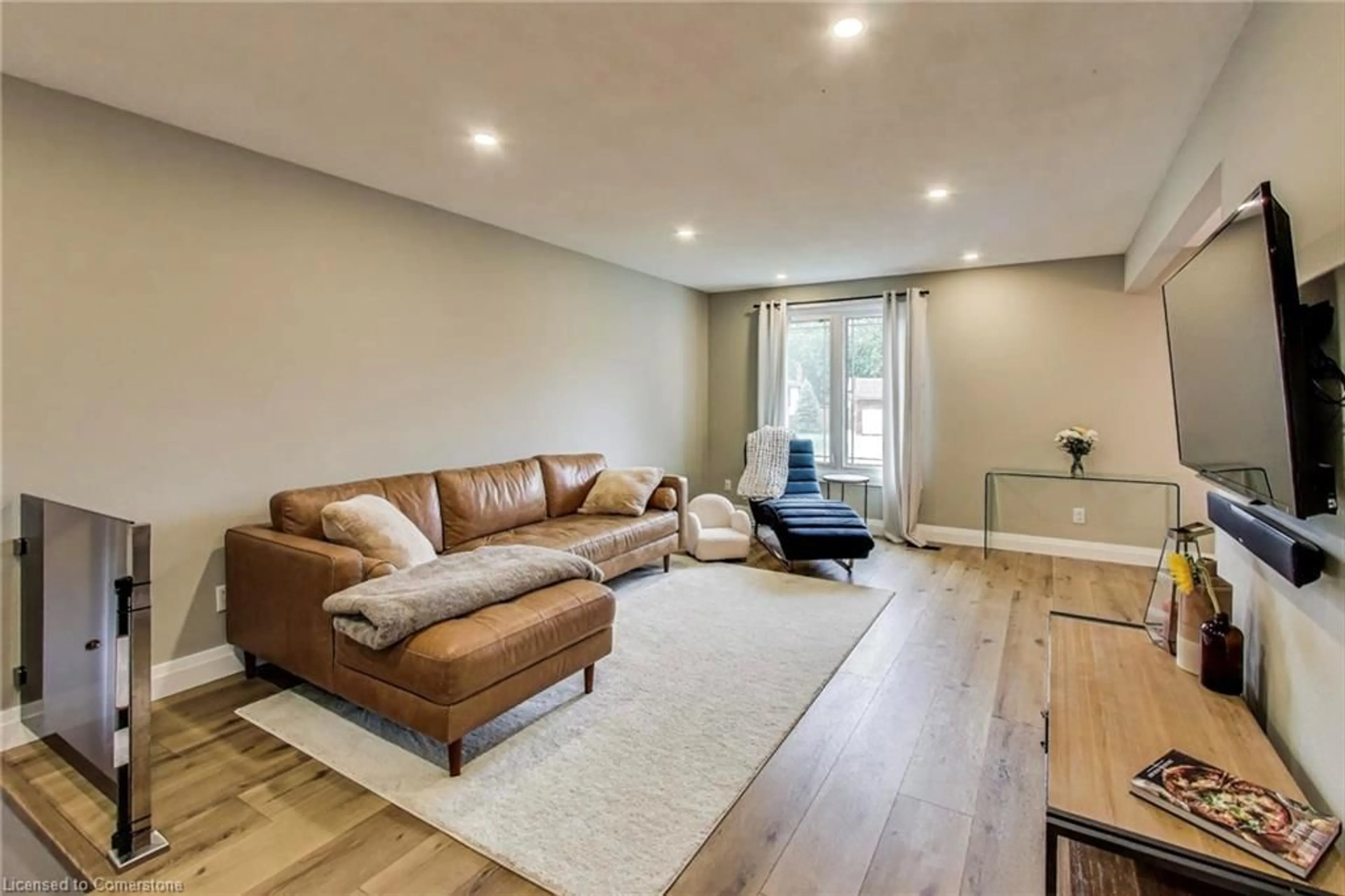 Living room with furniture, wood/laminate floor for 9 Brooks Cir, Smithville Ontario L0R 2A0