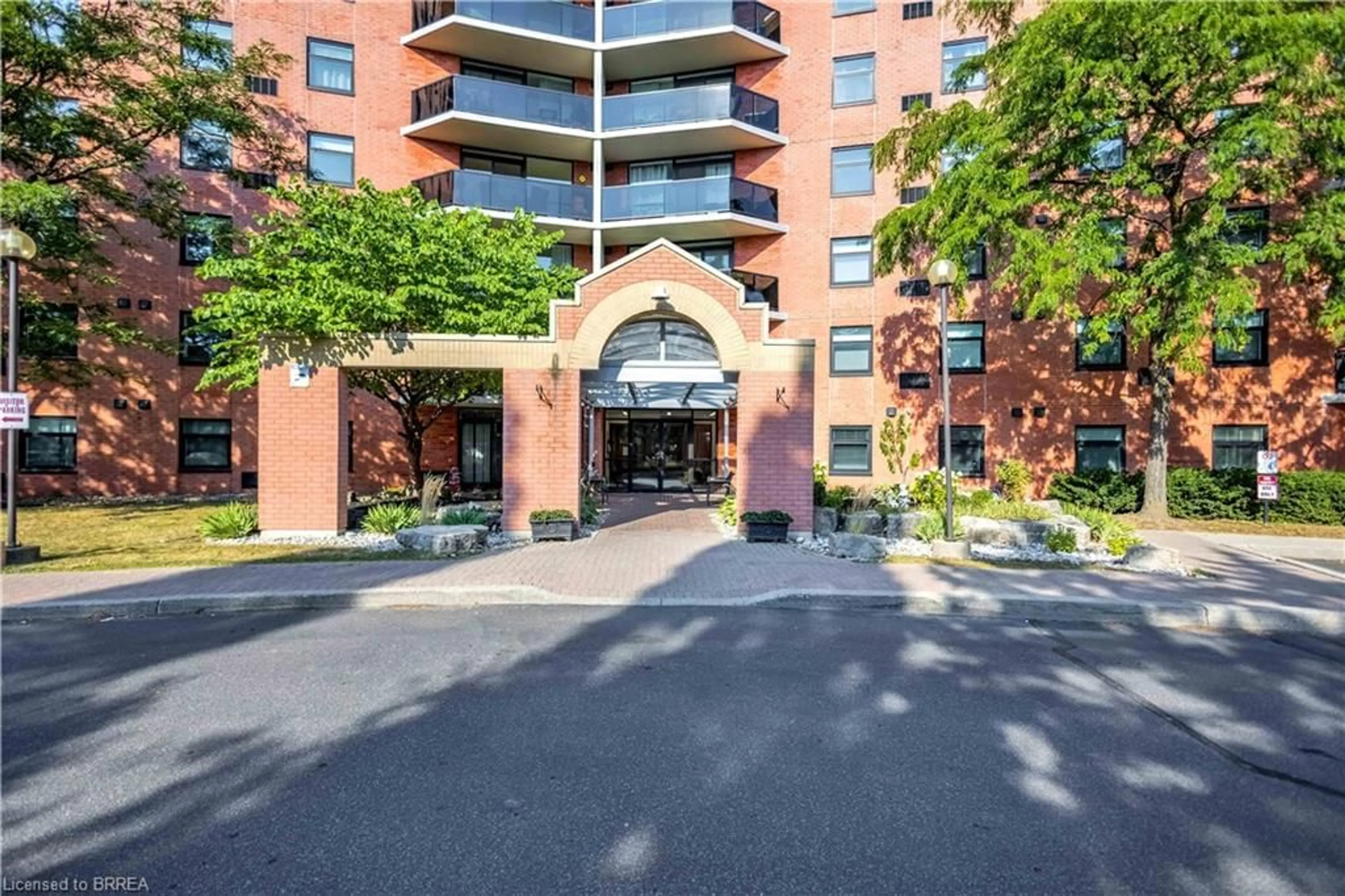 Indoor foyer for 9 Bonheur Crt #112, Brantford Ontario N3P 1Z5