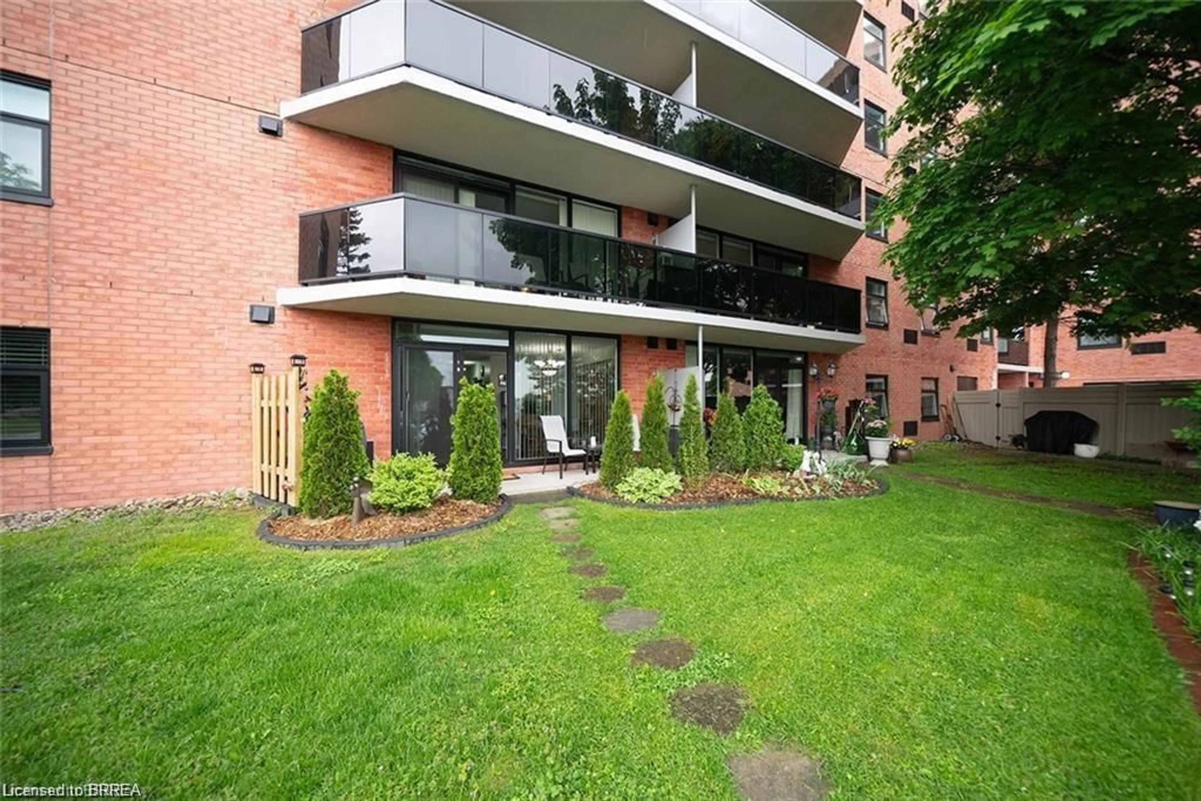 Patio, unknown for 9 Bonheur Crt #112, Brantford Ontario N3P 1Z5
