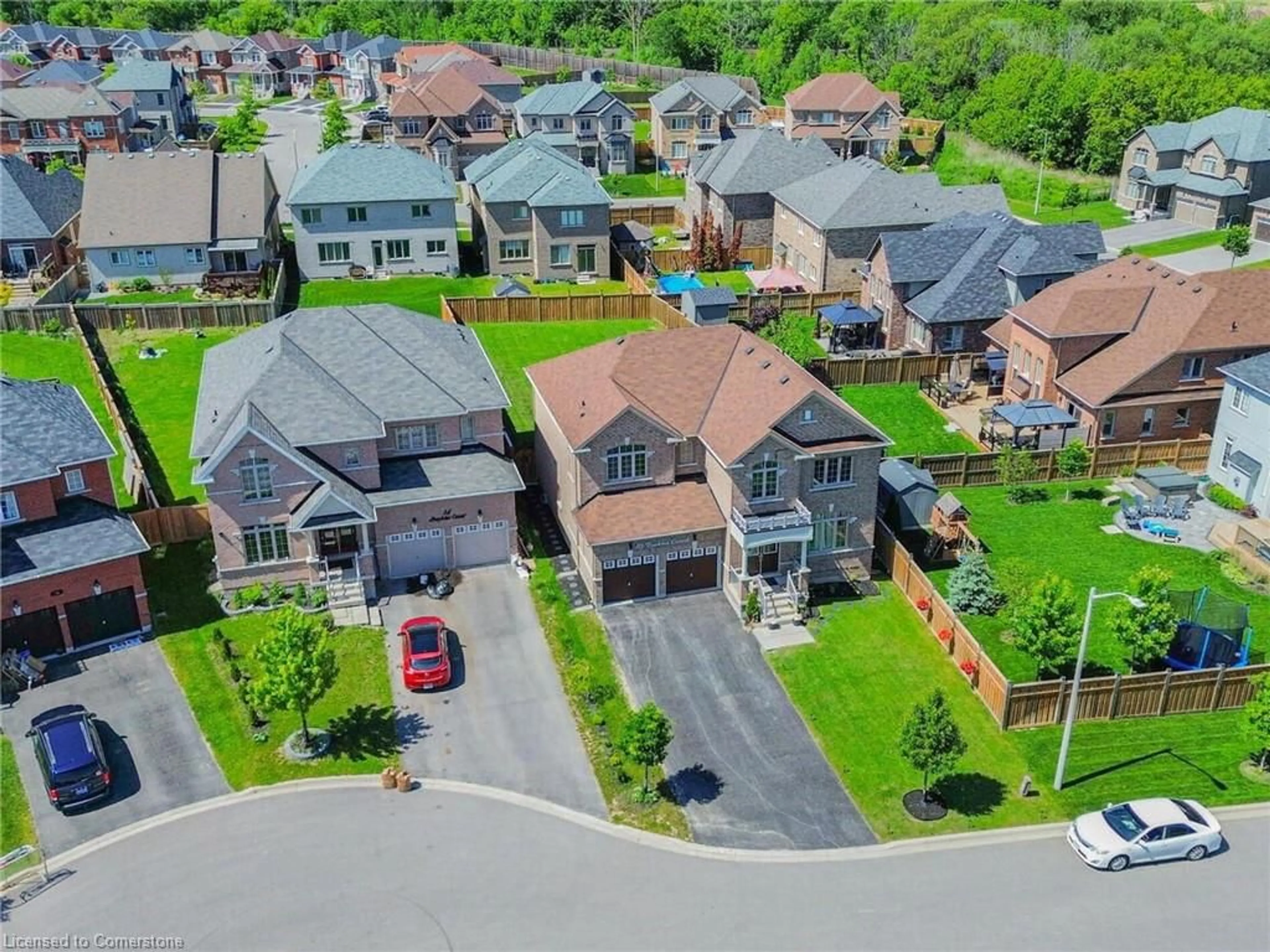 A pic from outside/outdoor area/front of a property/back of a property/a pic from drone, street for 10 Buckles Court, New Credit Ontario L1B 0L1