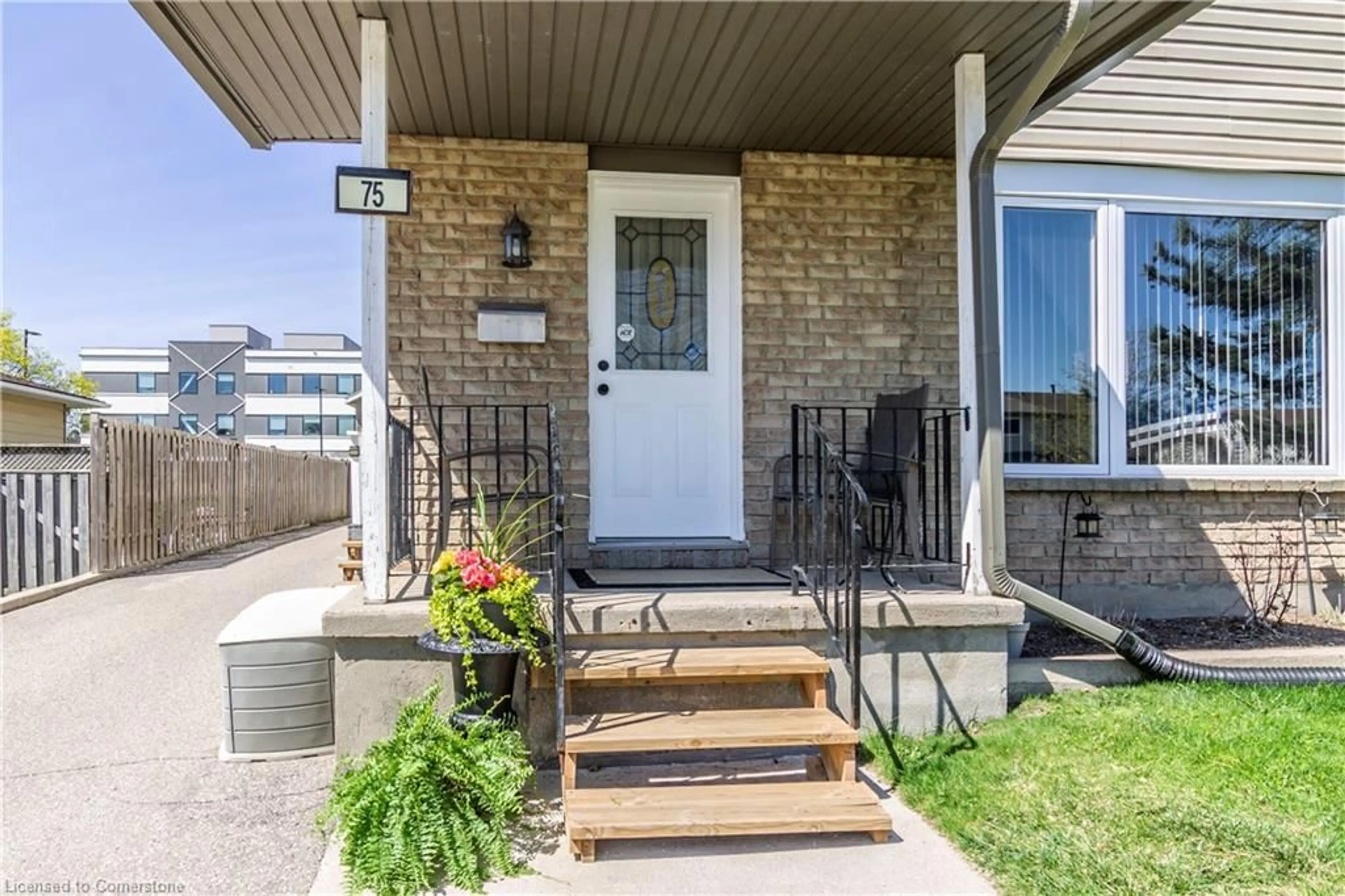 Indoor entryway for 75 Sekura Cres, Cambridge Ontario N1R 7C9