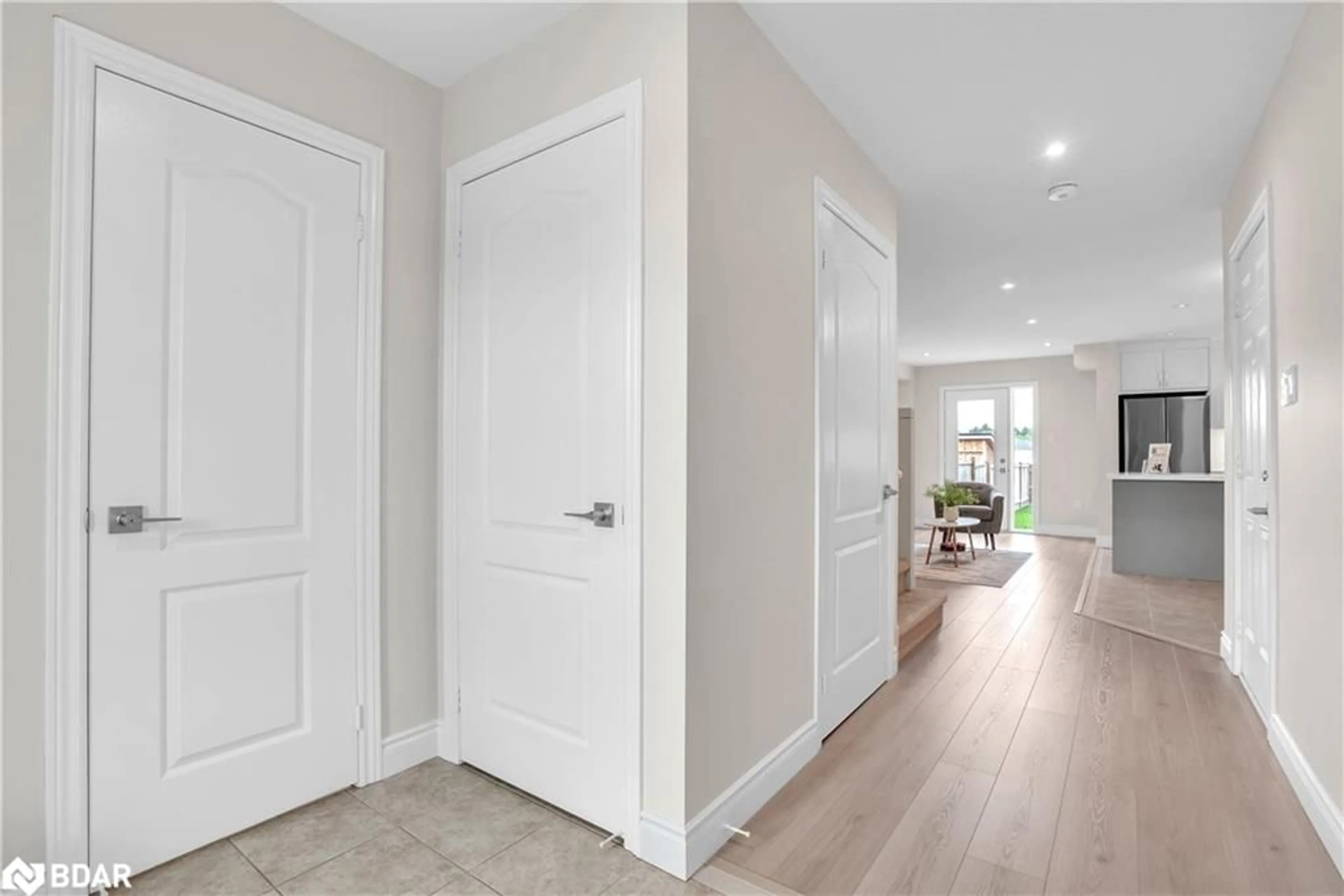 Indoor entryway for 16 Admiral Cres, Angus Ontario L0M 1B4