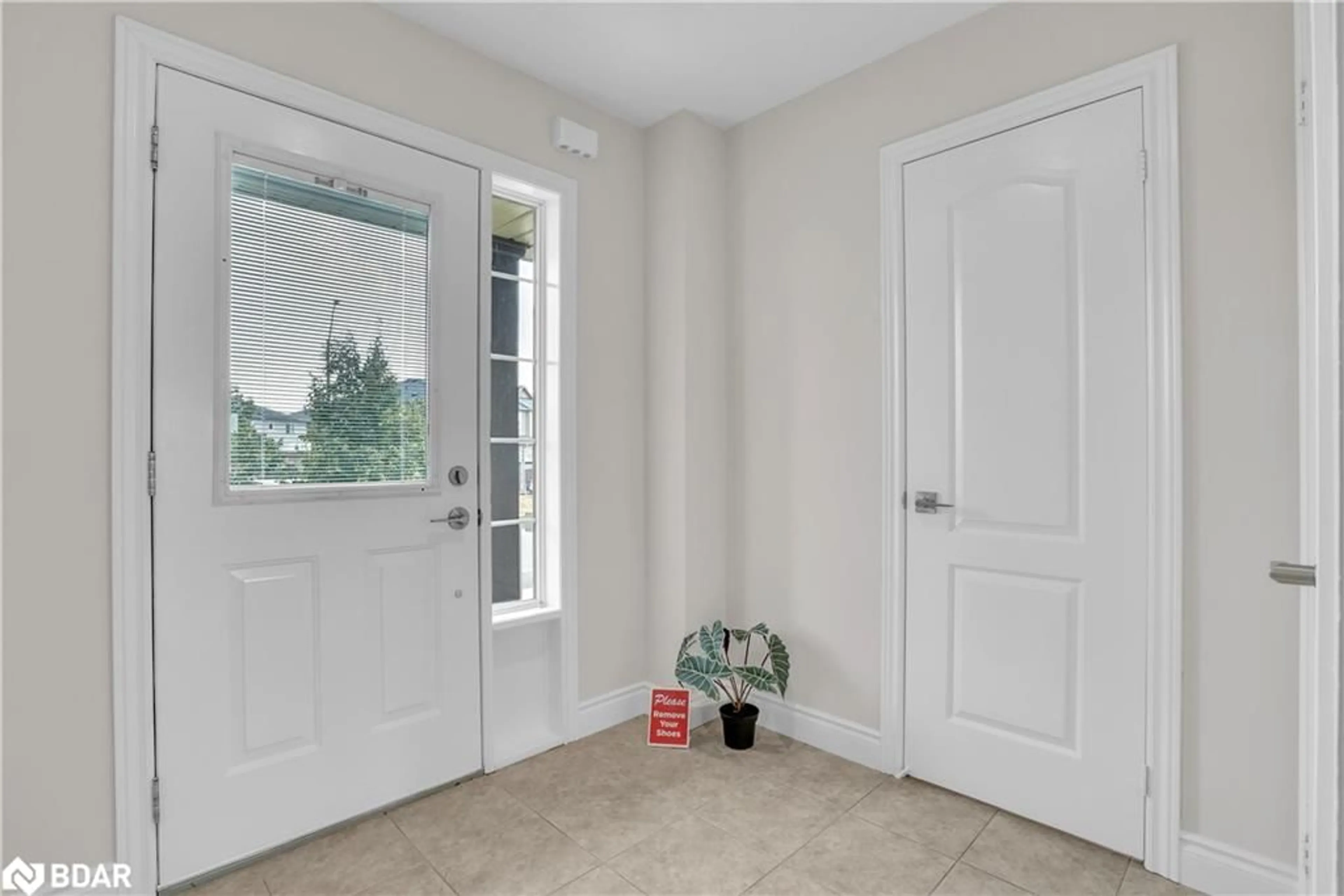 Indoor entryway for 16 Admiral Cres, Angus Ontario L0M 1B4