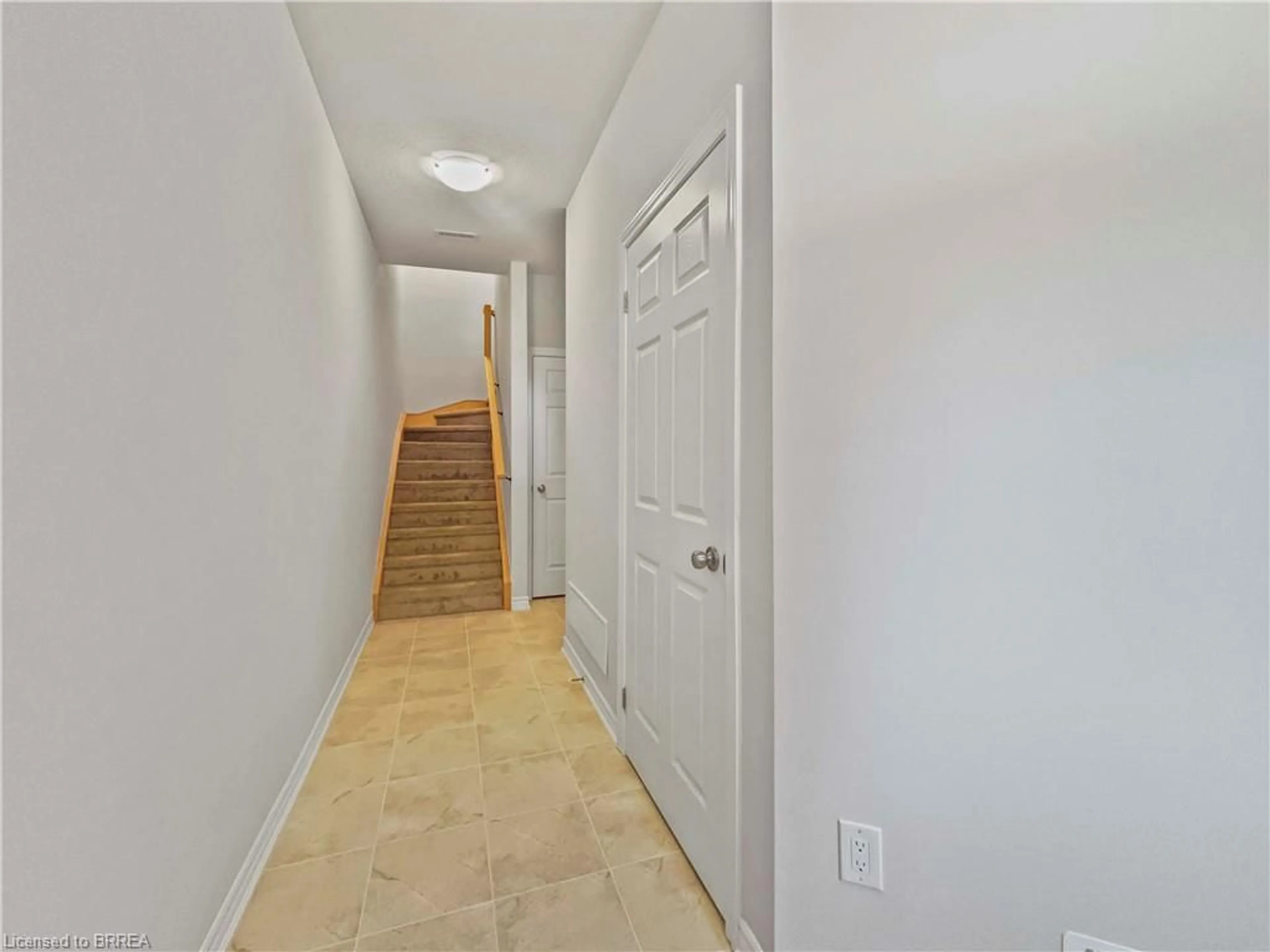 Indoor foyer for 677 Park Rd #95, Brantford Ontario N3R 0C2