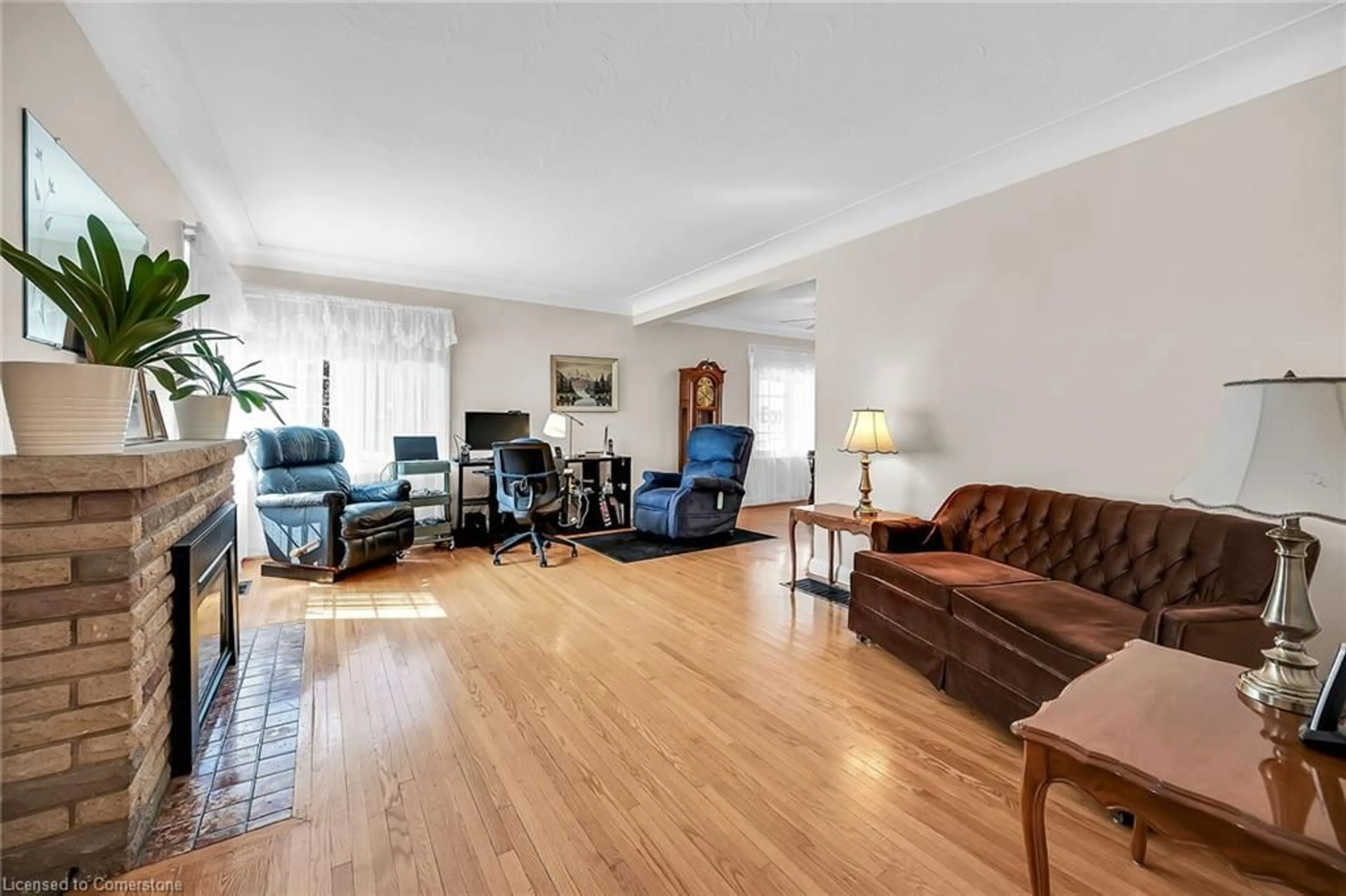 Living room with furniture, wood/laminate floor for 192 Ewen Rd, Hamilton Ontario L8S 3C9