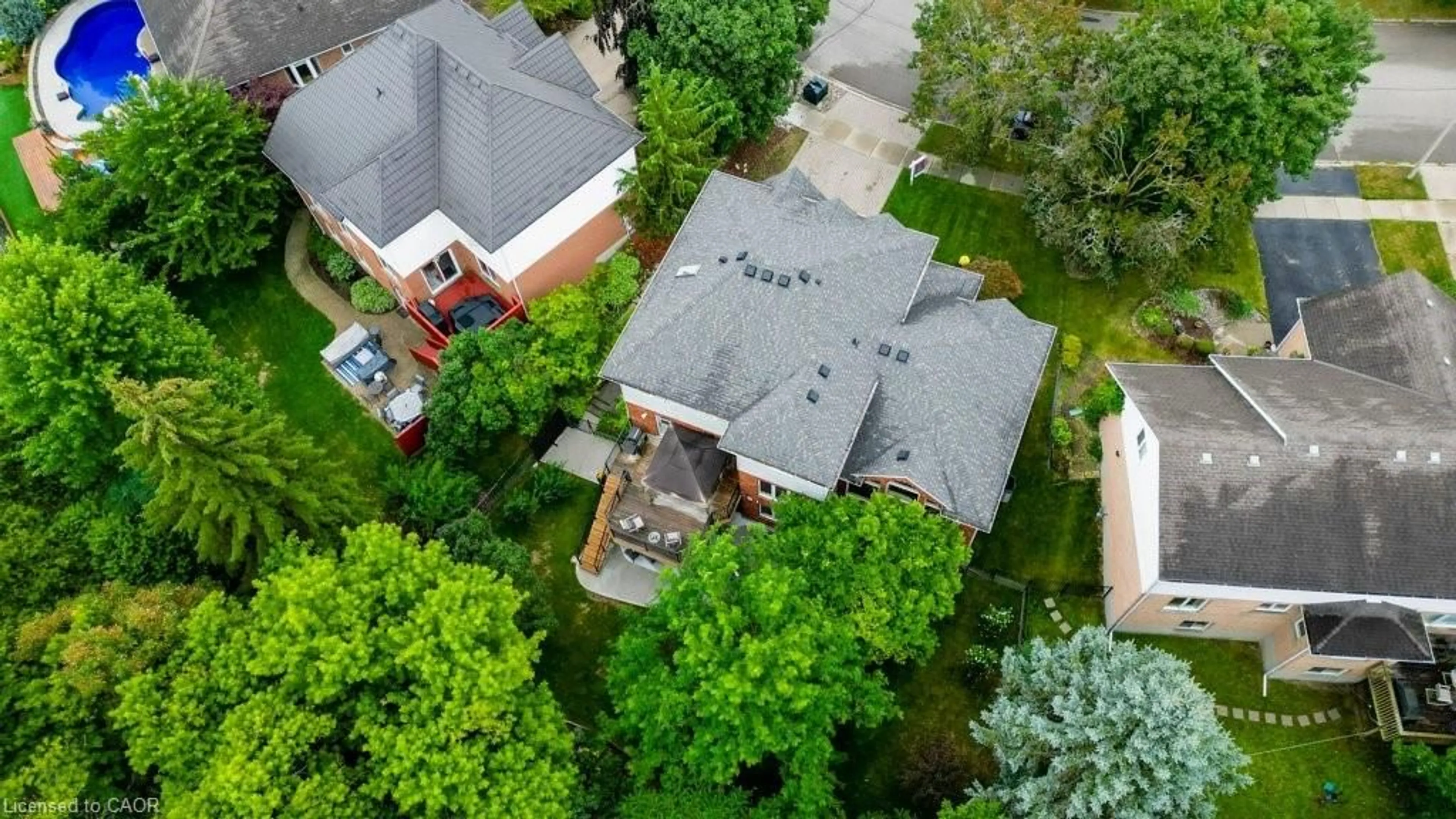 A pic from outside/outdoor area/front of a property/back of a property/a pic from drone, street for 516 Chancery Lane, Waterloo Ontario N2T 2N4