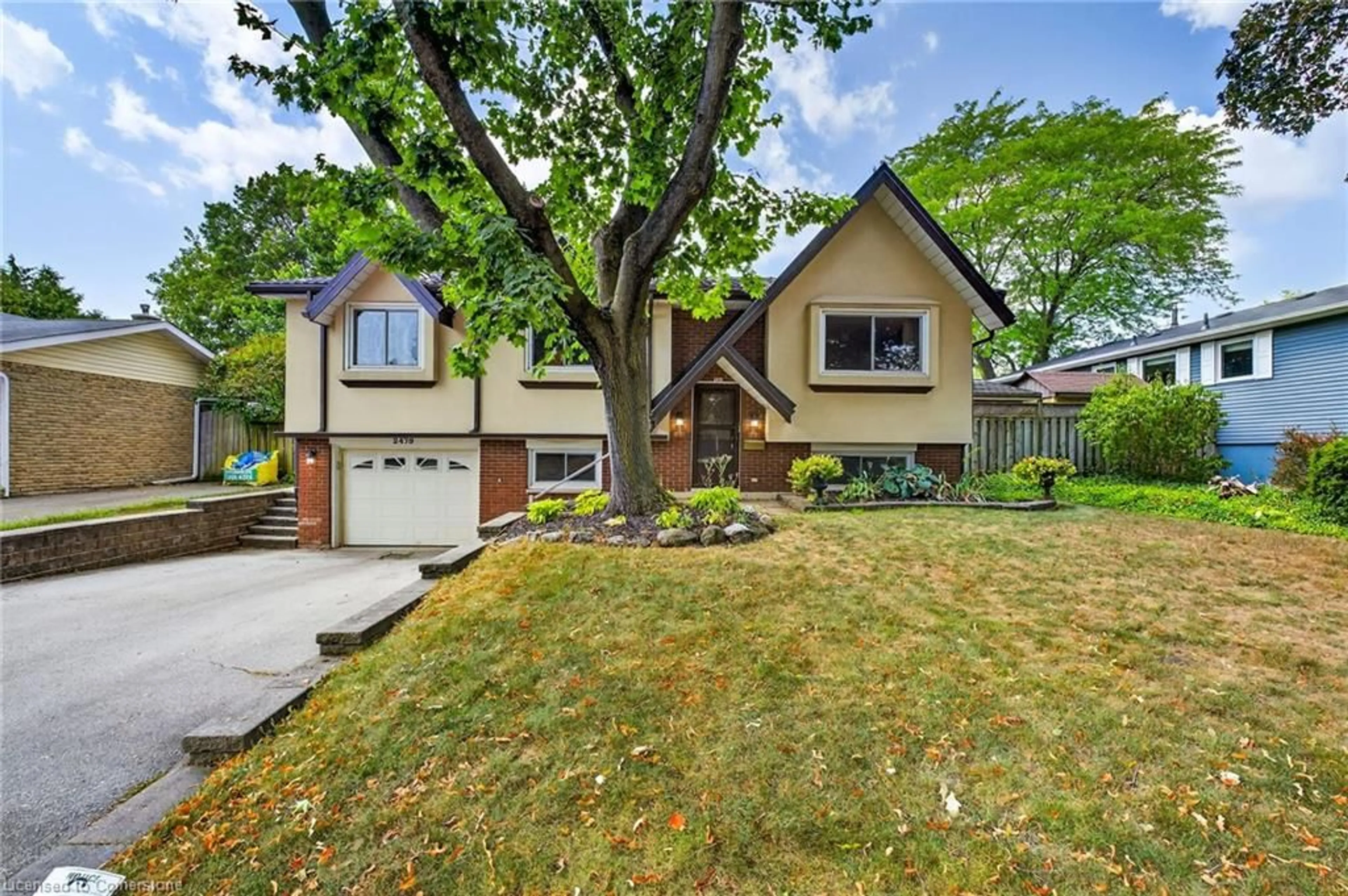 Home with vinyl exterior material, street for 2479 Bridge Rd, Oakville Ontario L6L 2H3