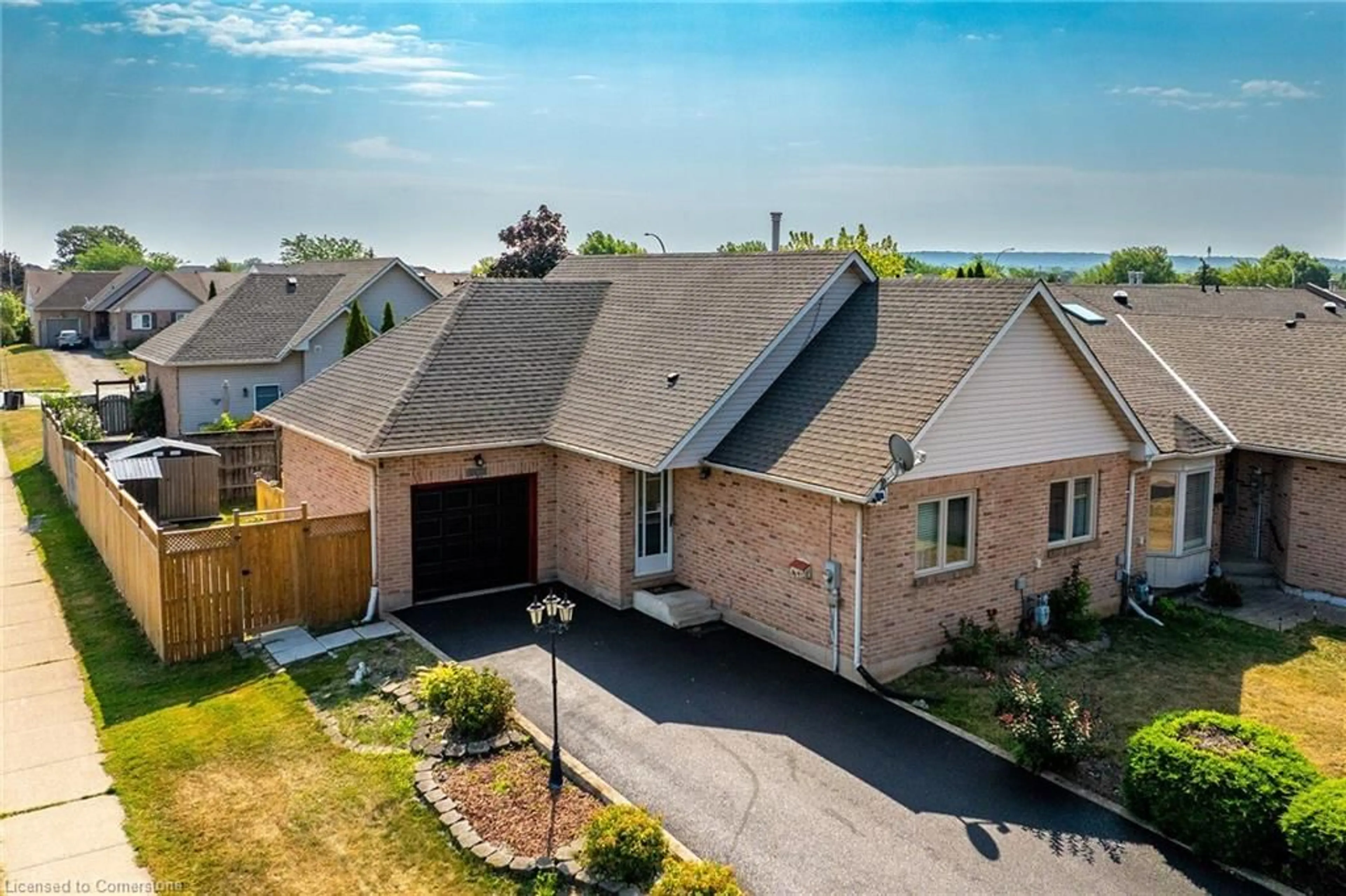 A pic from outside/outdoor area/front of a property/back of a property/a pic from drone, street for 4473 Christopher Crt, Beamsville Ontario L3J 0E1