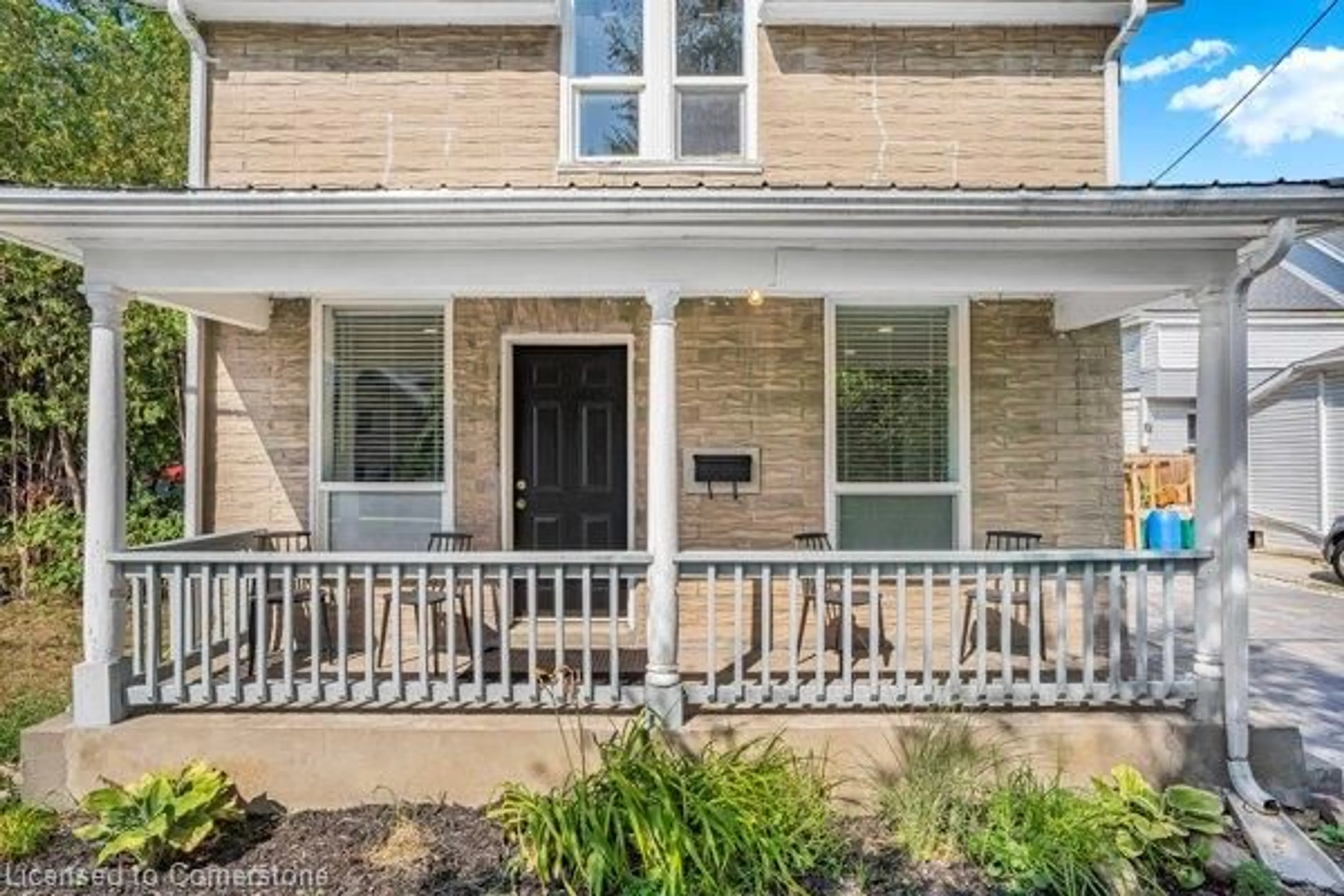 Home with brick exterior material, street for 118 1/2 Wellington St, Cambridge Ontario N1R 3Y9