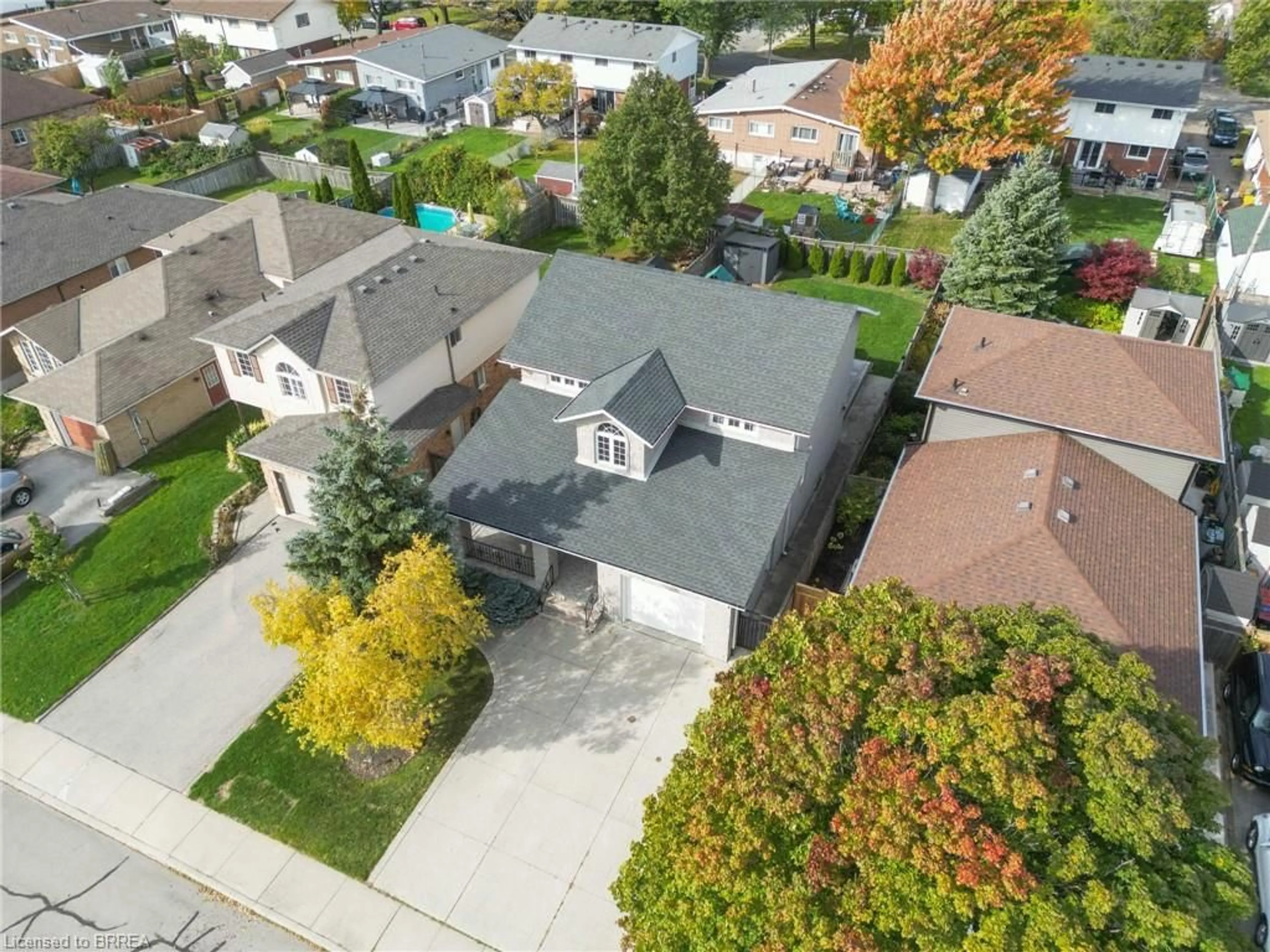 A pic from outside/outdoor area/front of a property/back of a property/a pic from drone, street for 110 Fieldway Dr, Hamilton Ontario L9A 2L6