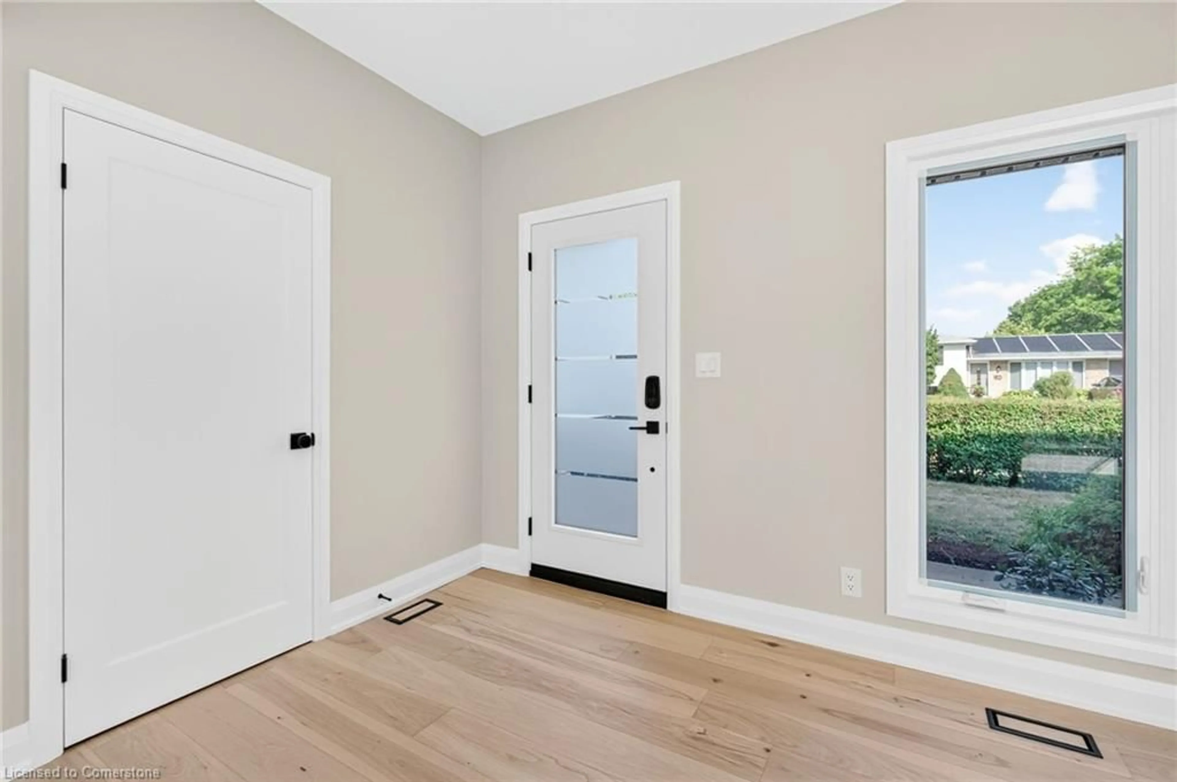 Indoor entryway for 4006 Flemish Dr, Burlington Ontario L7L 1Z5