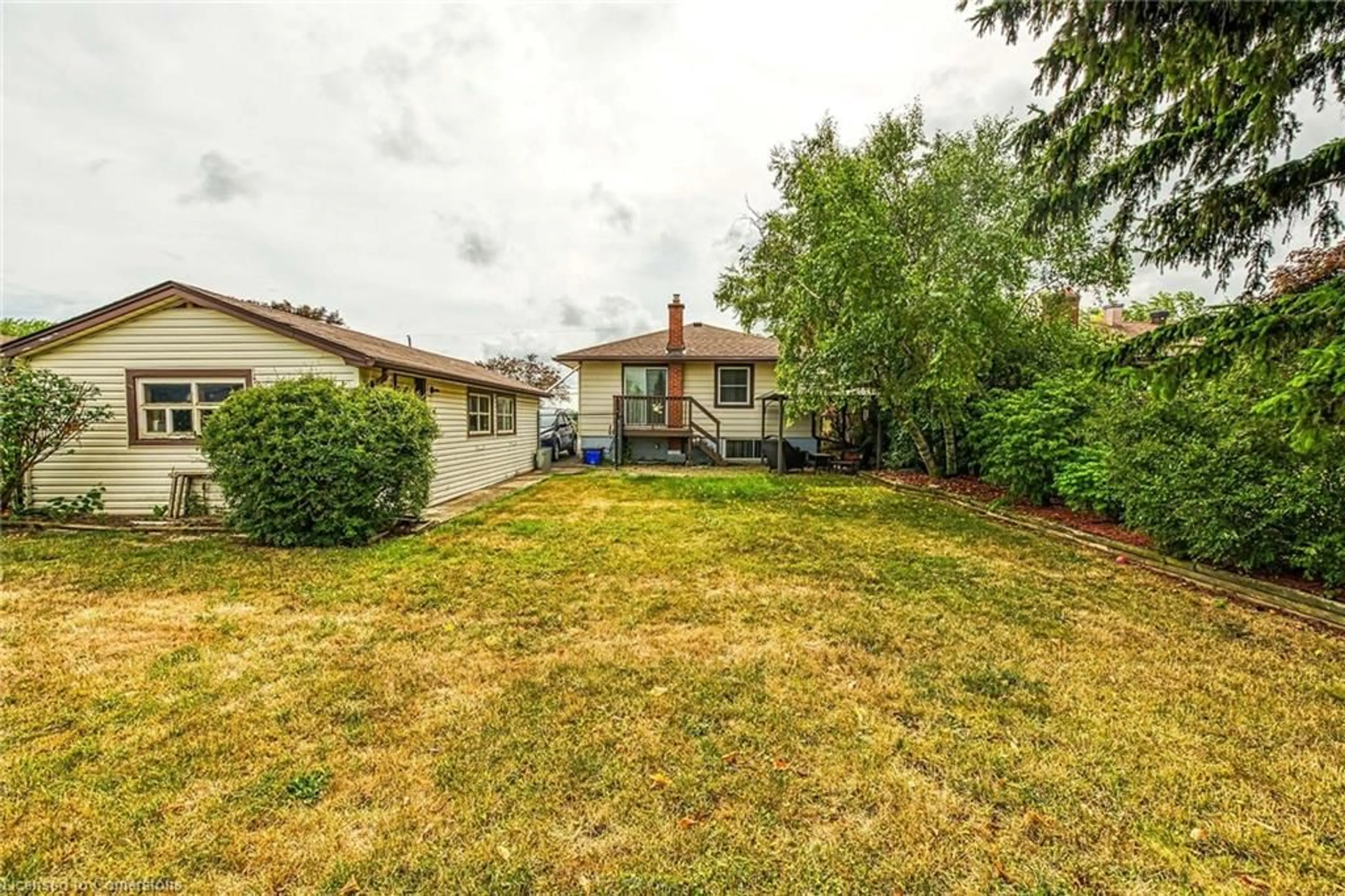 Patio, street for 261 Mcneilly Rd, Stoney Creek Ontario L8E 5H2