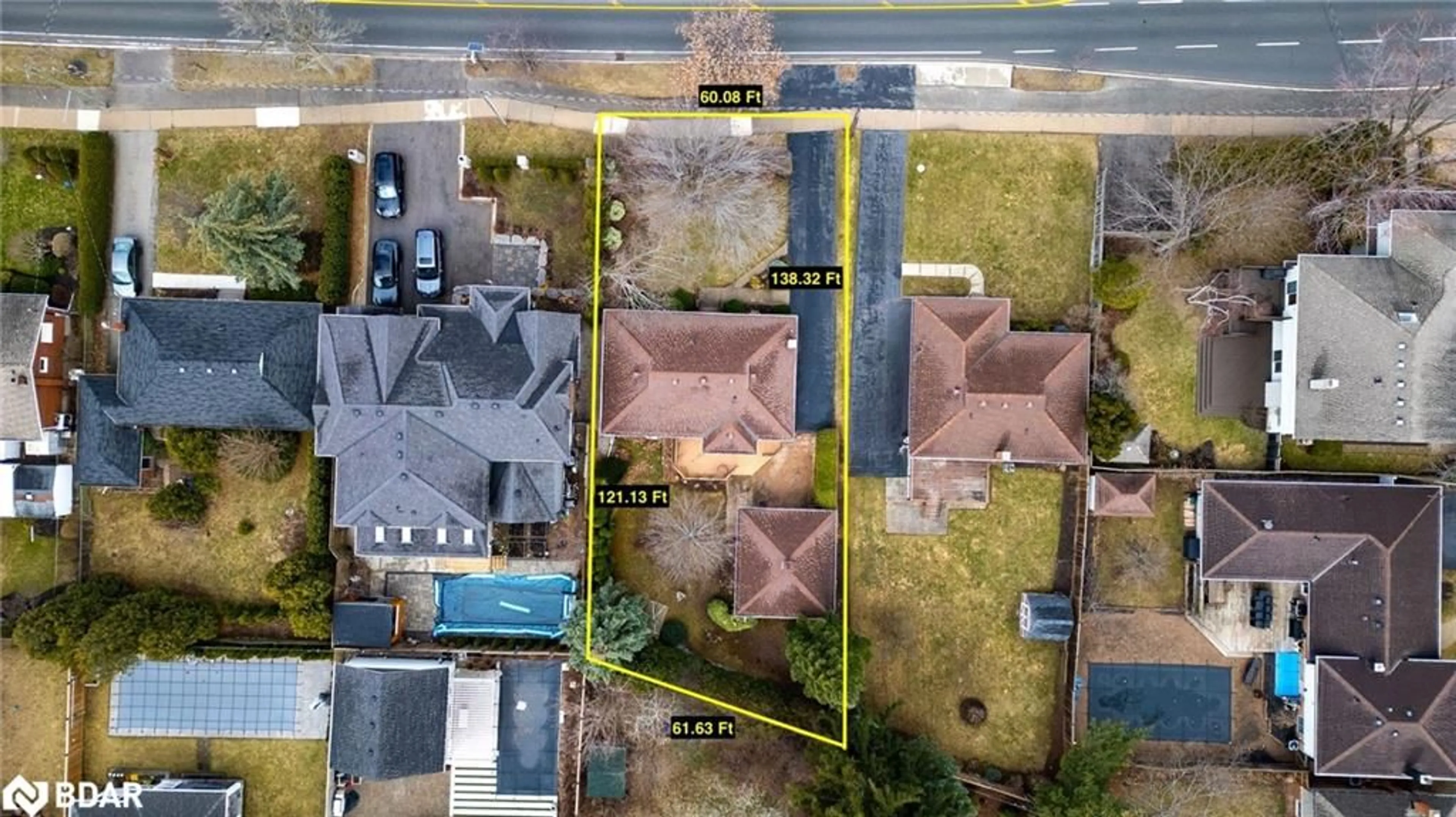 A pic from outside/outdoor area/front of a property/back of a property/a pic from drone, street for 2416 Rebecca St, Oakville Ontario L6L 2B2