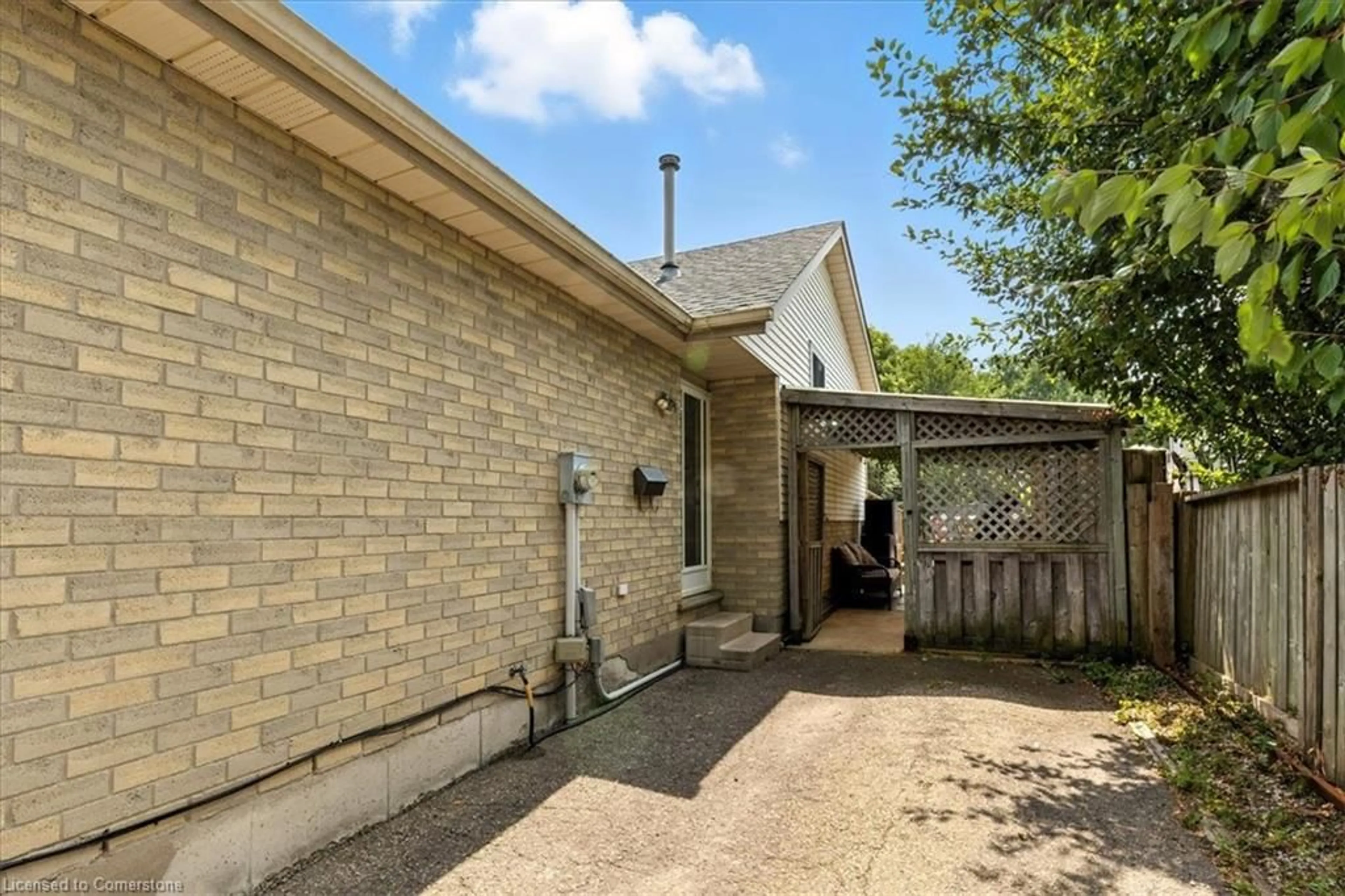 A pic from outside/outdoor area/front of a property/back of a property/a pic from drone, street for 87 Old Carriage Dr, Kitchener Ontario N2P 1H5