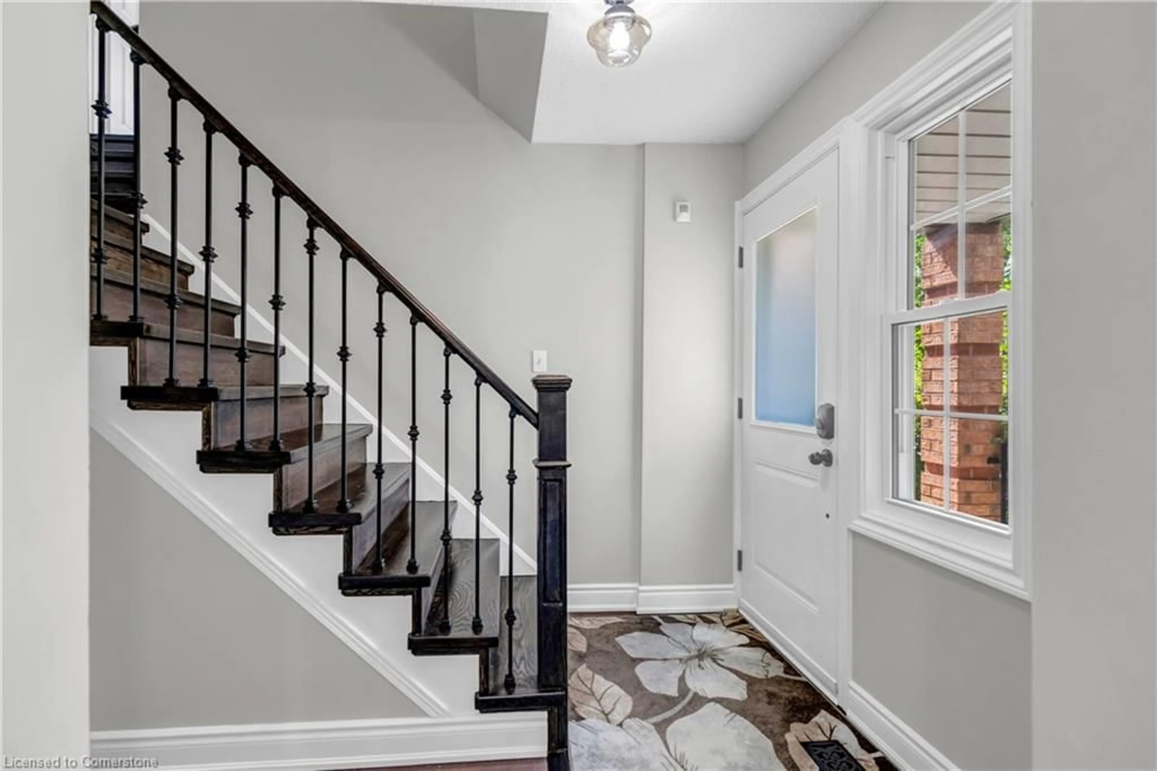Indoor entryway for 302 Wilkes Crt #24, Aurora Ontario L4G 6G6