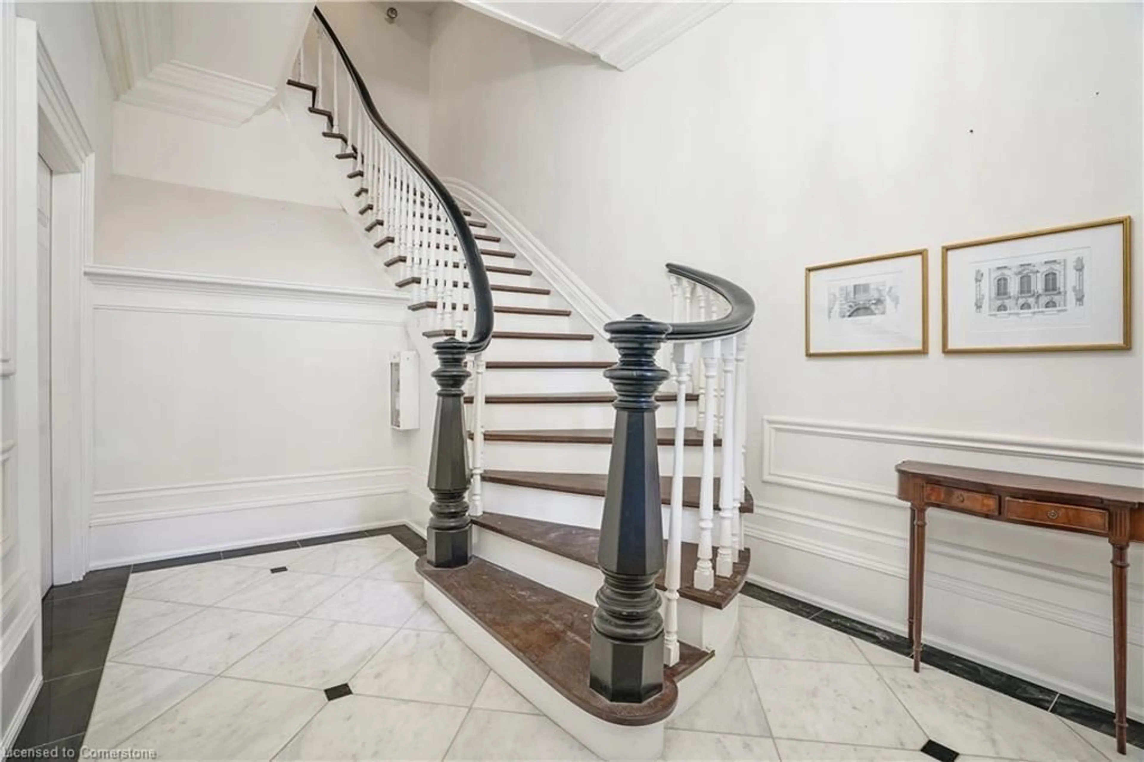 Indoor foyer for 35 Duke St #2, Hamilton Ontario L8P 1X2