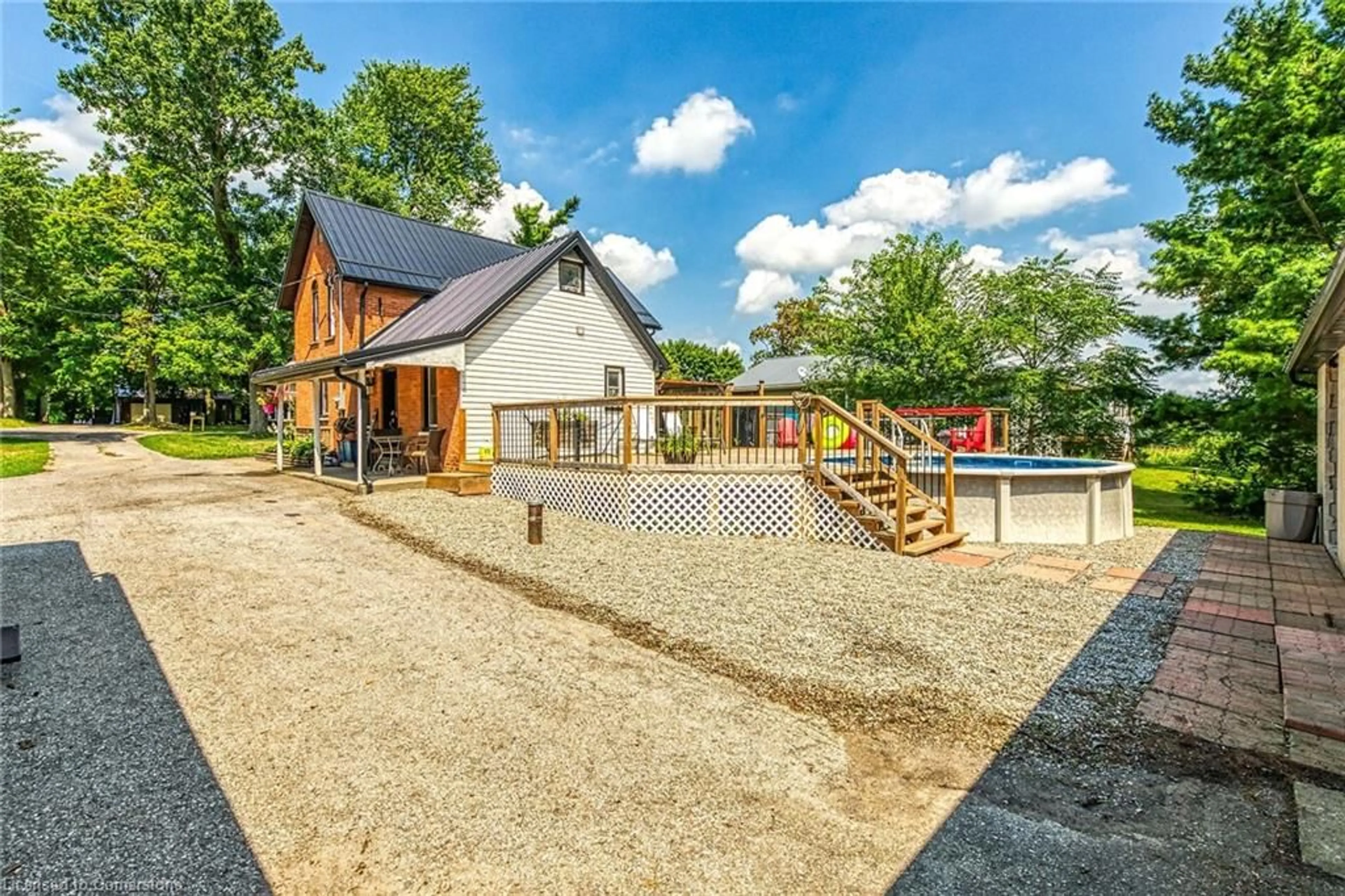 A pic from outside/outdoor area/front of a property/back of a property/a pic from drone, unknown for 110 Woodley Rd, Waterford Ontario N0E 1Y0