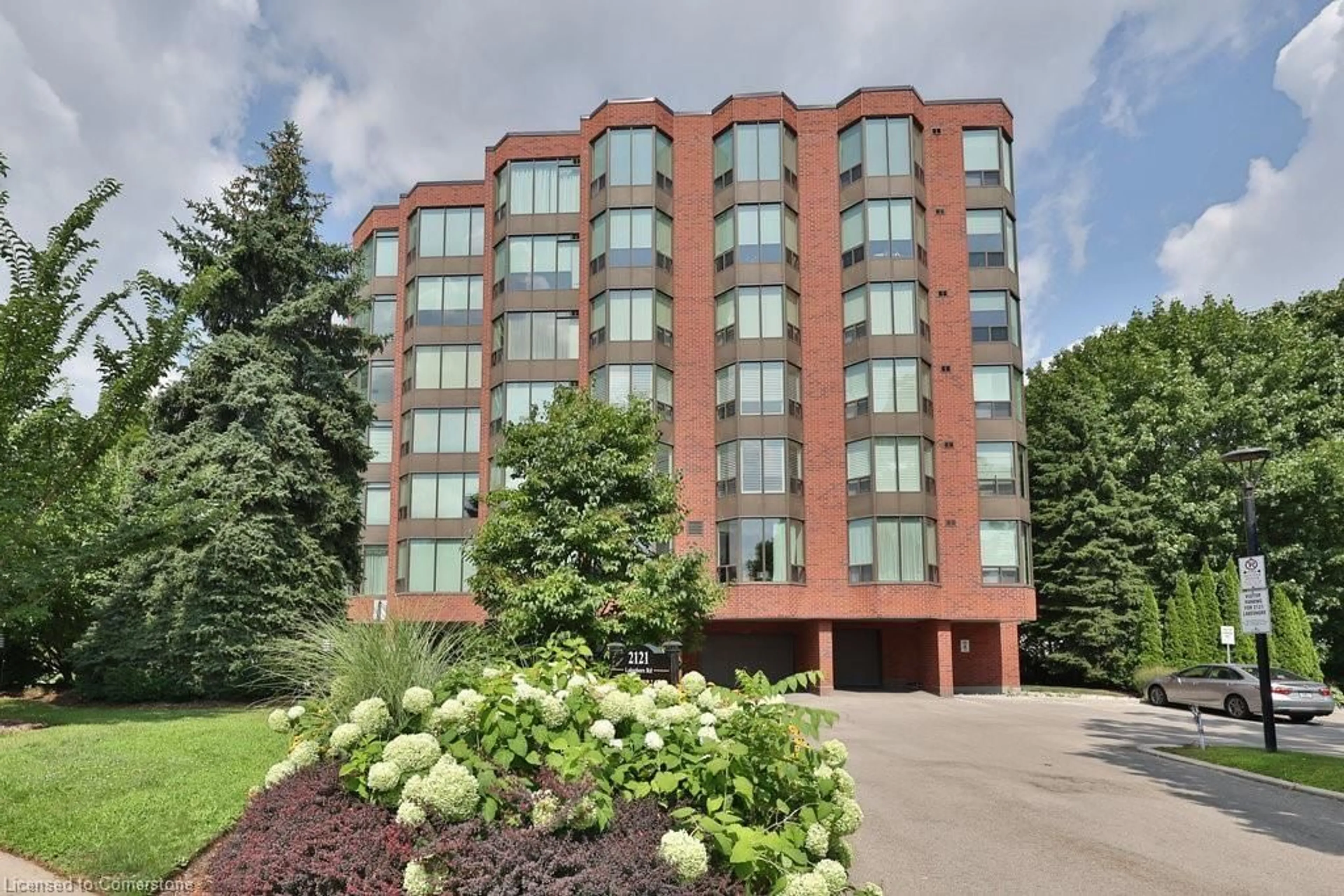 Indoor foyer for 2121 Lakeshore Rd #502, Burlington Ontario L7R 1C9