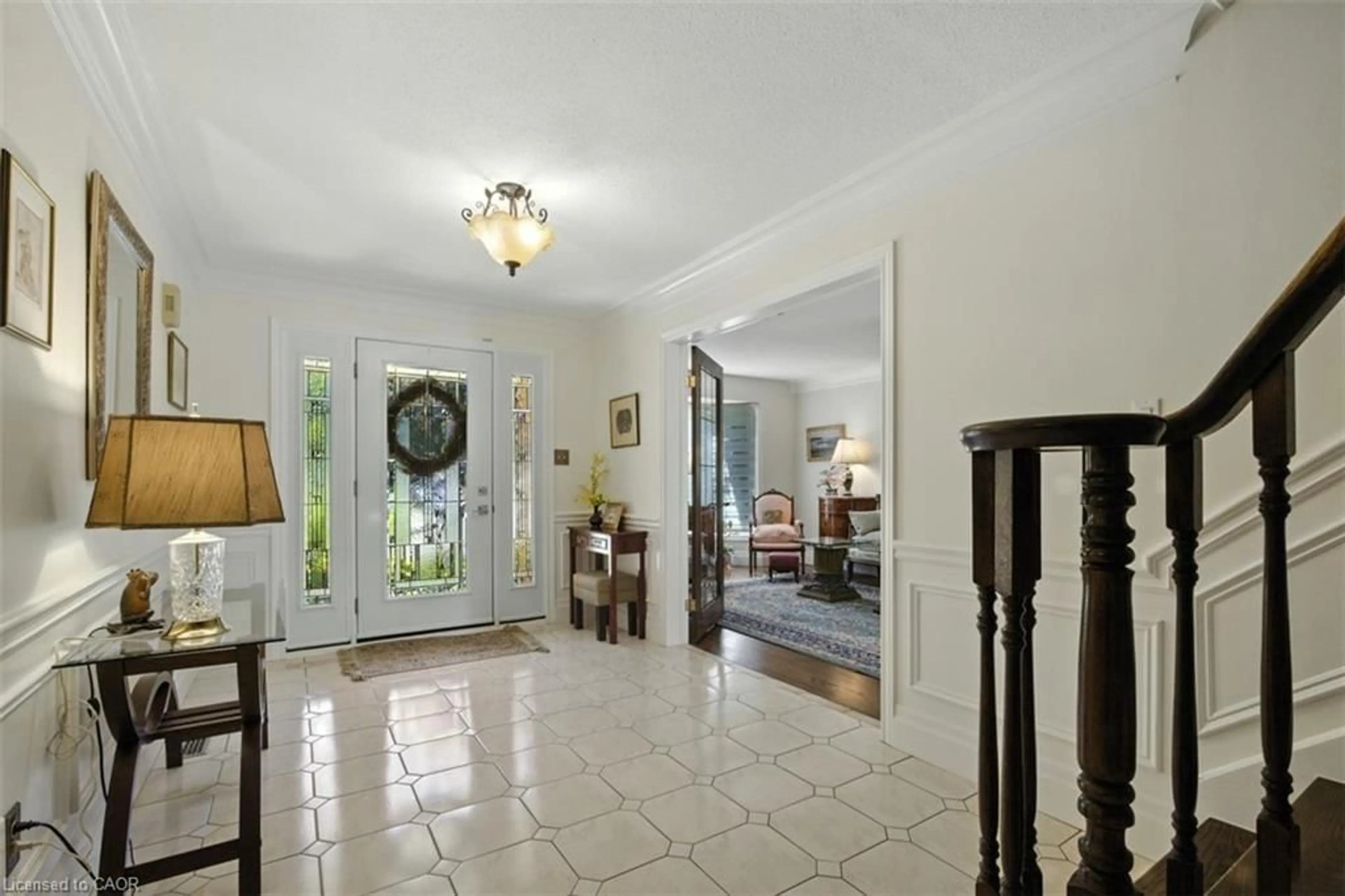 Indoor foyer for 391 Kerman Ave, Grimsby Ontario L3M 5C4