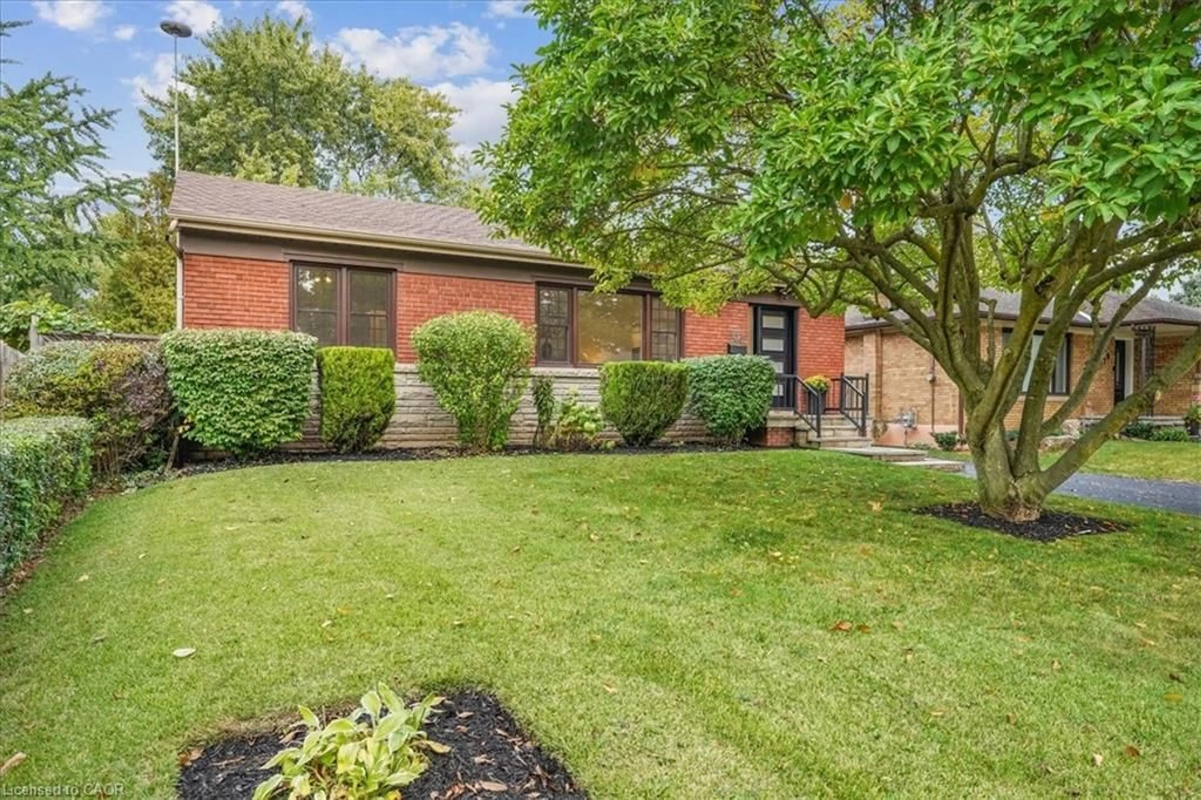 Home with brick exterior material, street for 723 Drury Lane, Burlington Ontario L7R 2X9