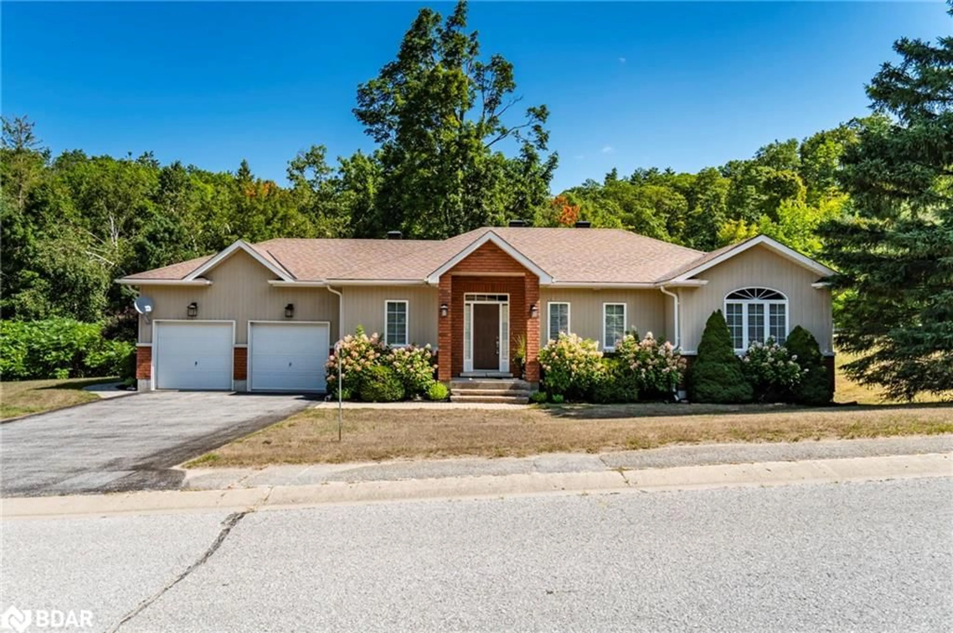 Home with vinyl exterior material, street for 32 Valleycrest Dr, Oro-Medonte Ontario L0L 2L0