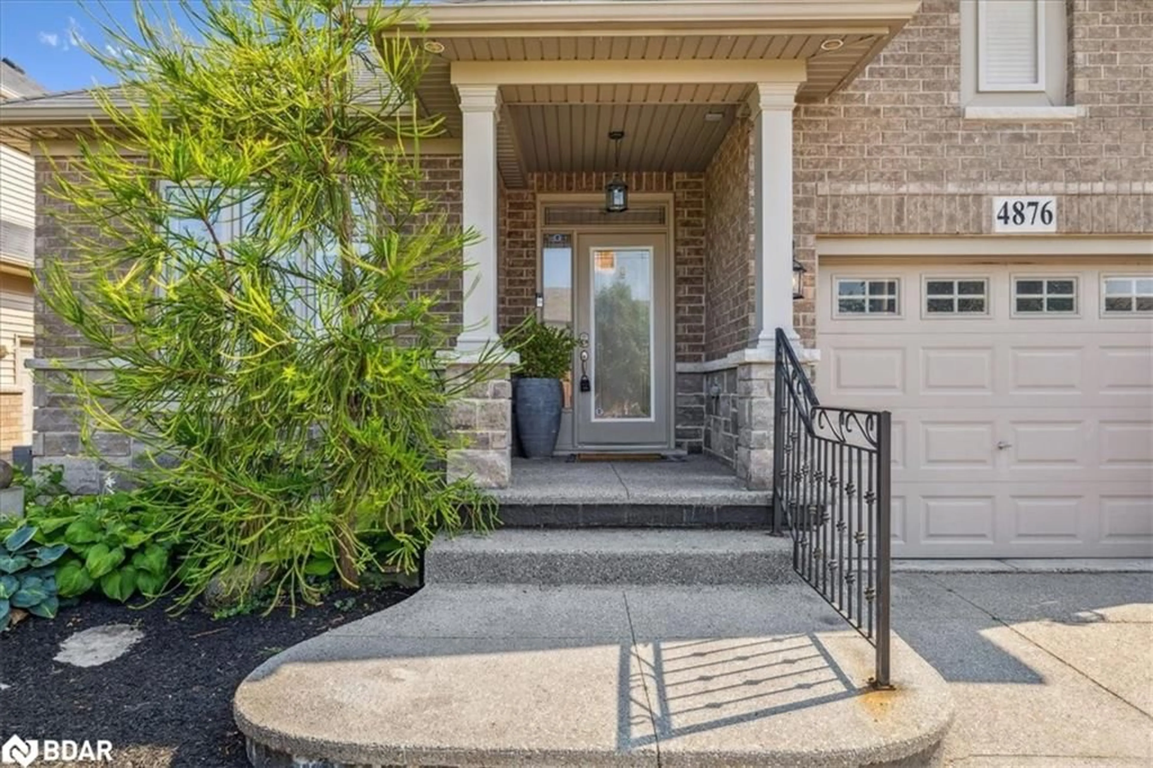 Indoor entryway for 4876 Allan Crt, Beamsville Ontario L3J 1M3