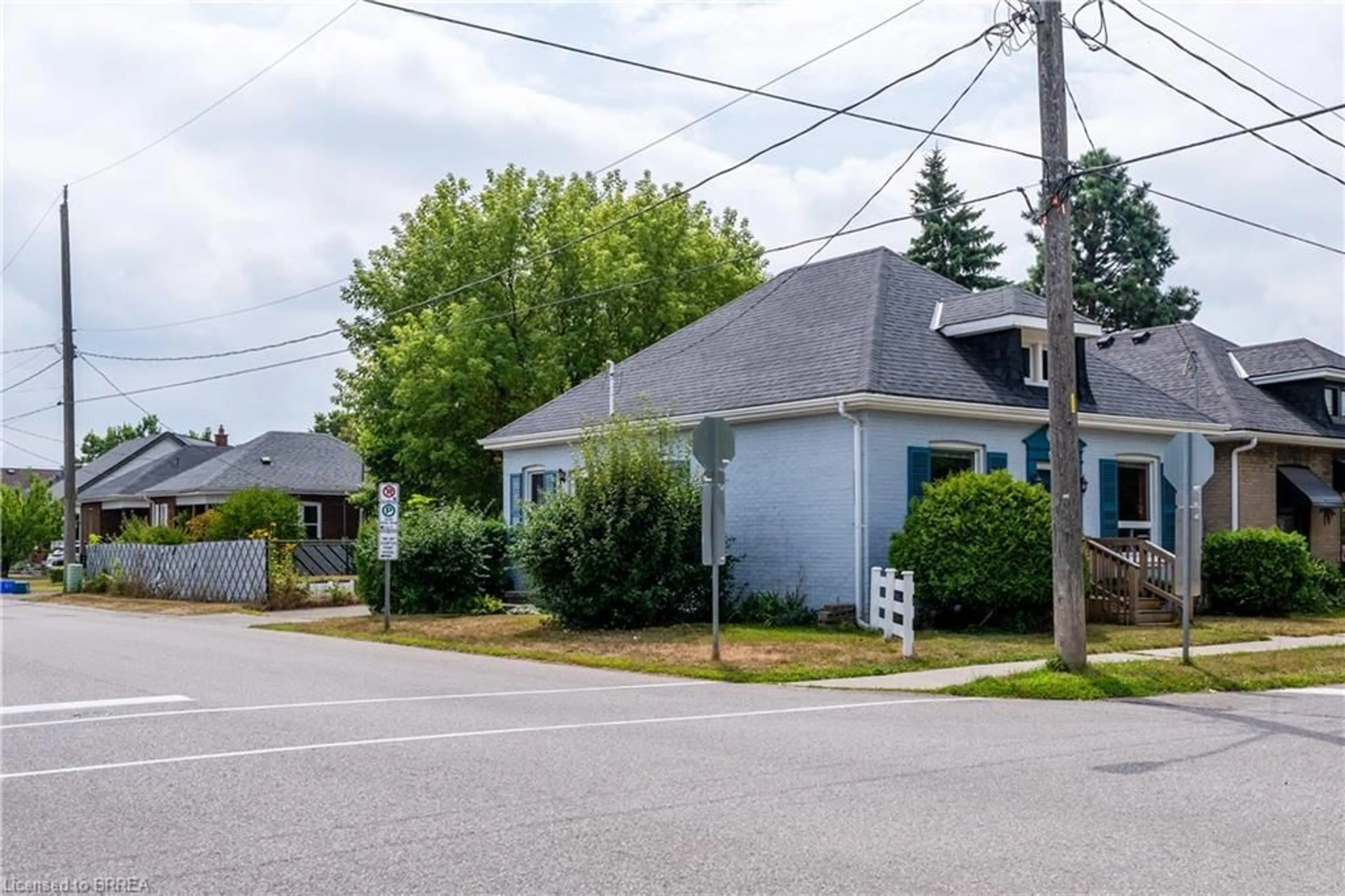 Unknown for 9 Dundee St, Brantford Ontario N3R 4L9