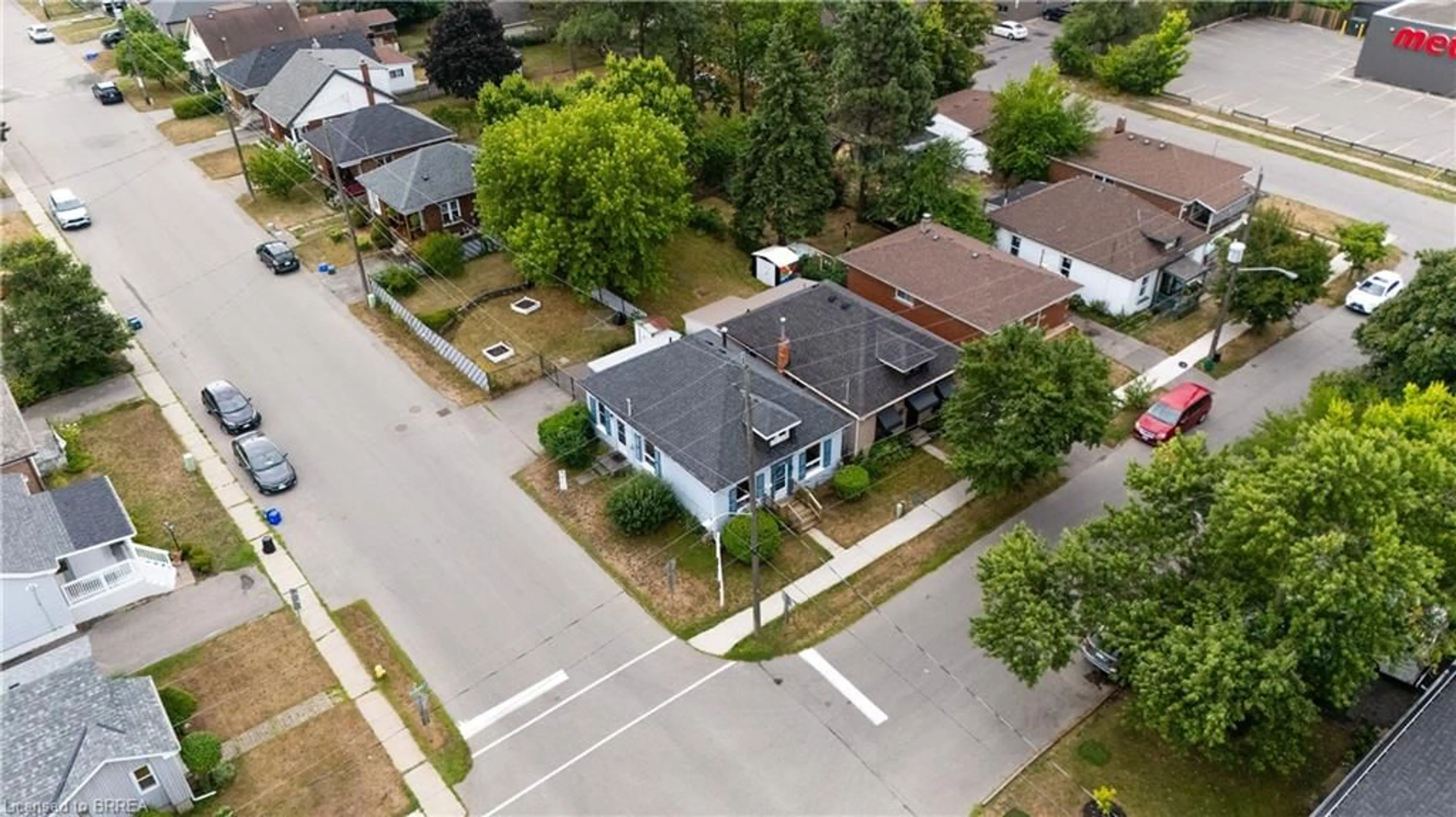 A pic from outside/outdoor area/front of a property/back of a property/a pic from drone, street for 9 Dundee St, Brantford Ontario N3R 4L9