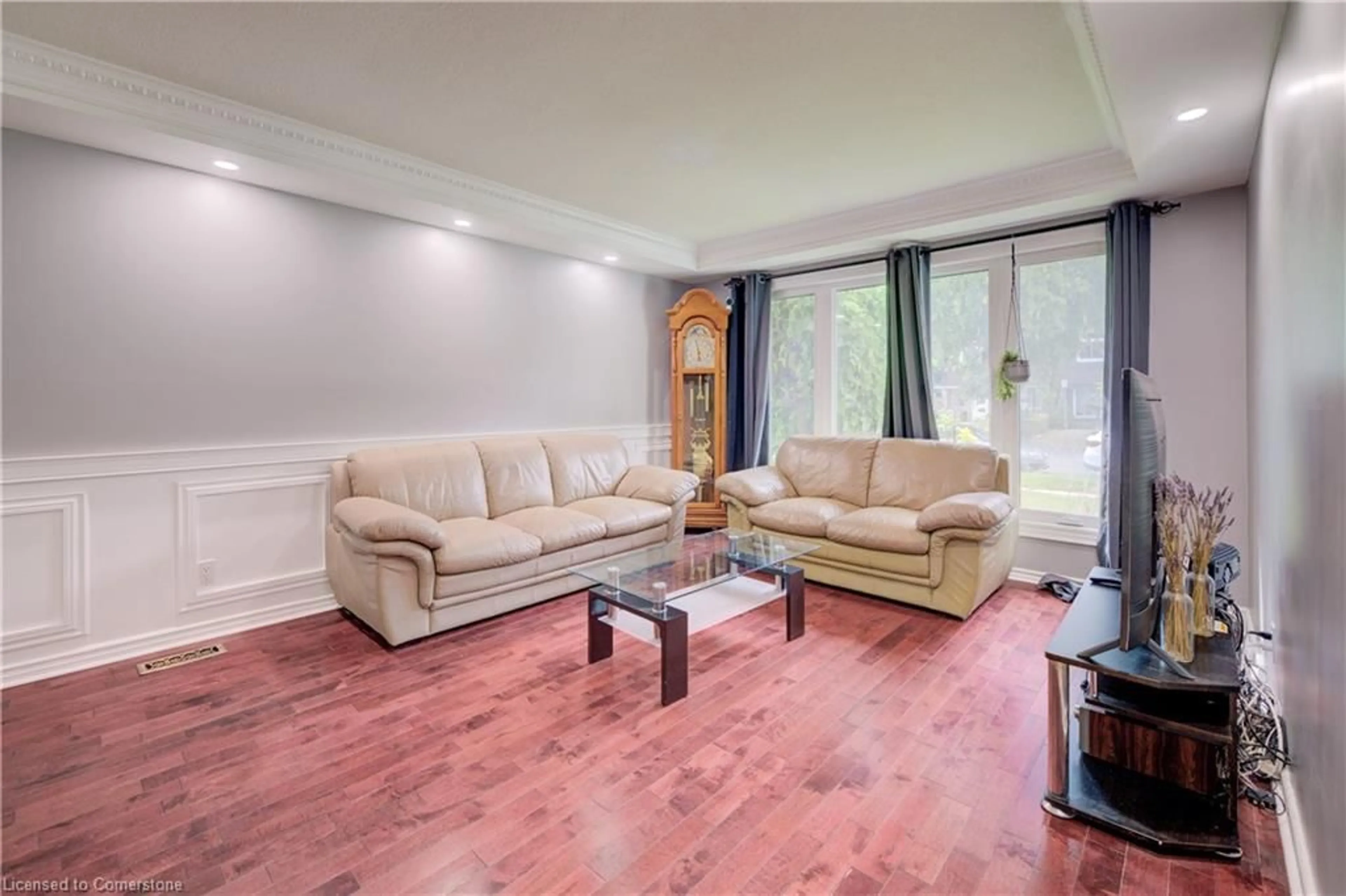 Living room with furniture, wood/laminate floor for 118 Dalegrove Dr, Kitchener Ontario N2M 2G5