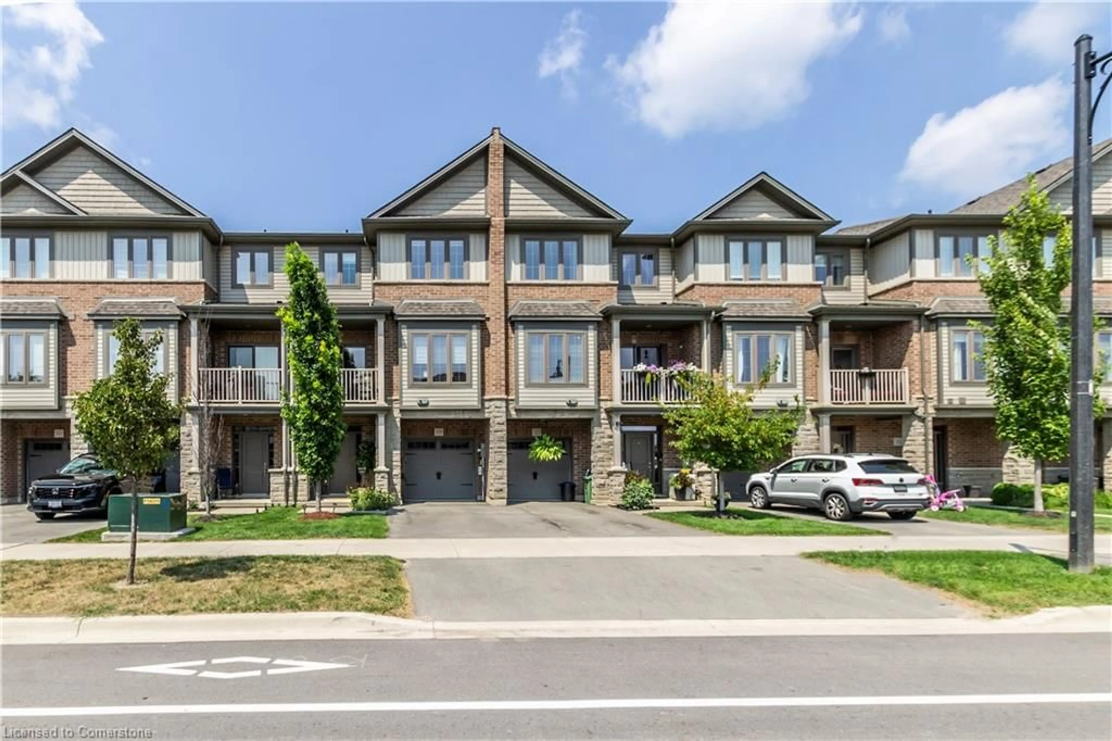 A pic from outside/outdoor area/front of a property/back of a property/a pic from drone, unknown for 319 Skinner Rd, Waterdown Ontario L8B 1W5