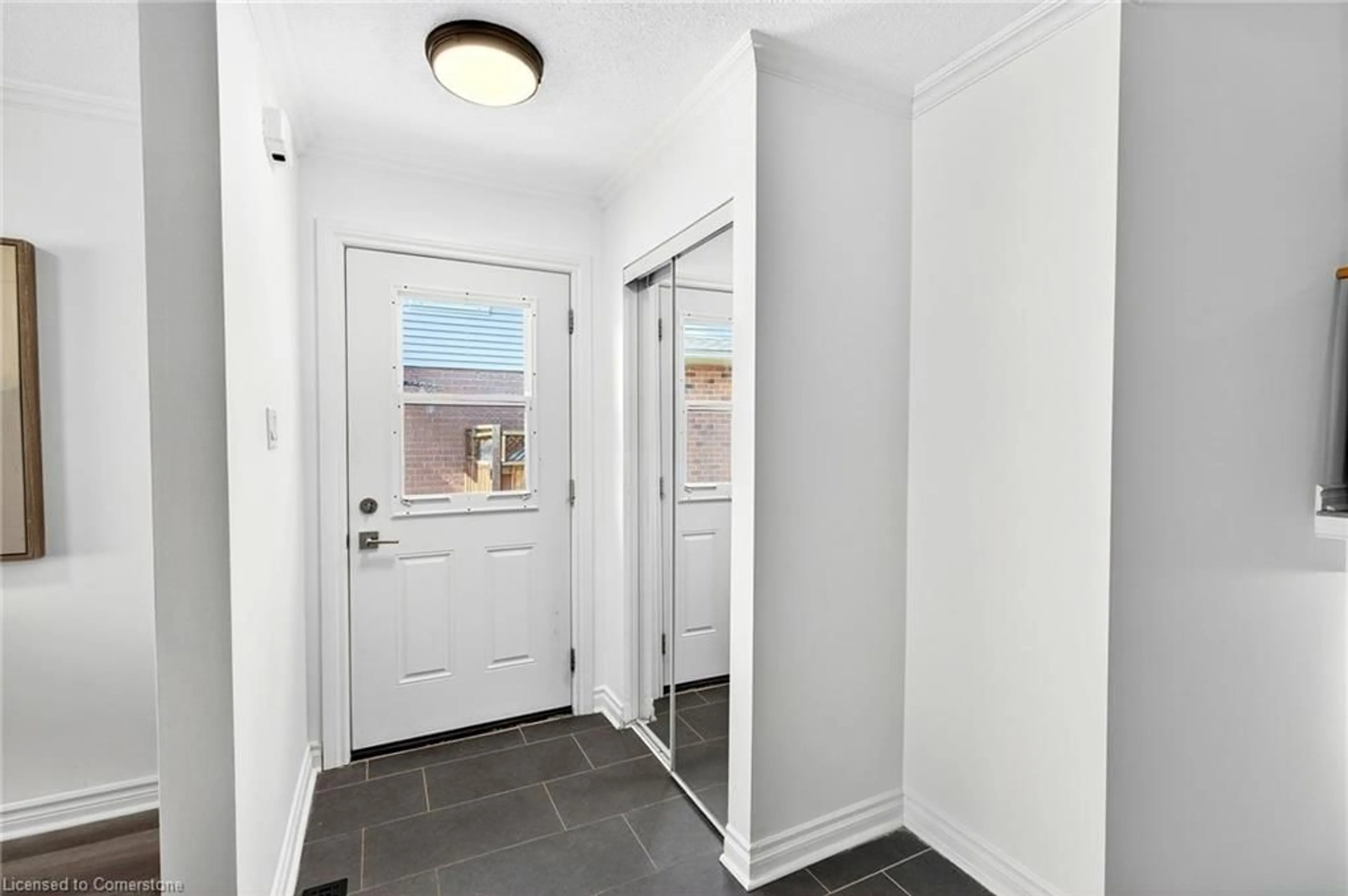 Indoor entryway for 2221 Manchester Dr, Burlington Ontario L7P 3W3