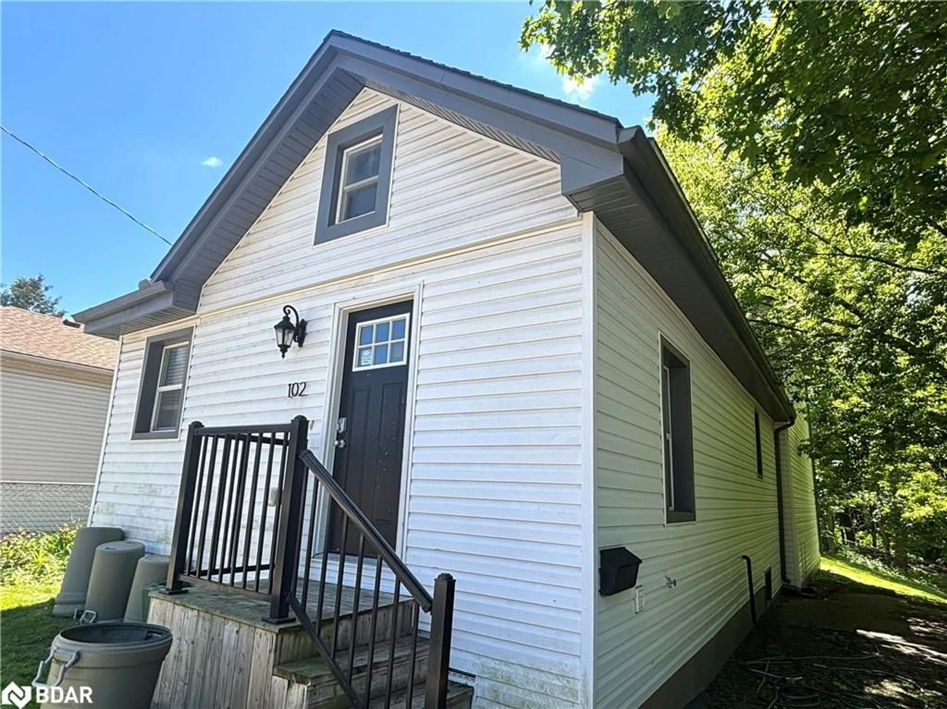 Home with vinyl exterior material, building for 102 Empress Ave, London Ontario N6H 1M9