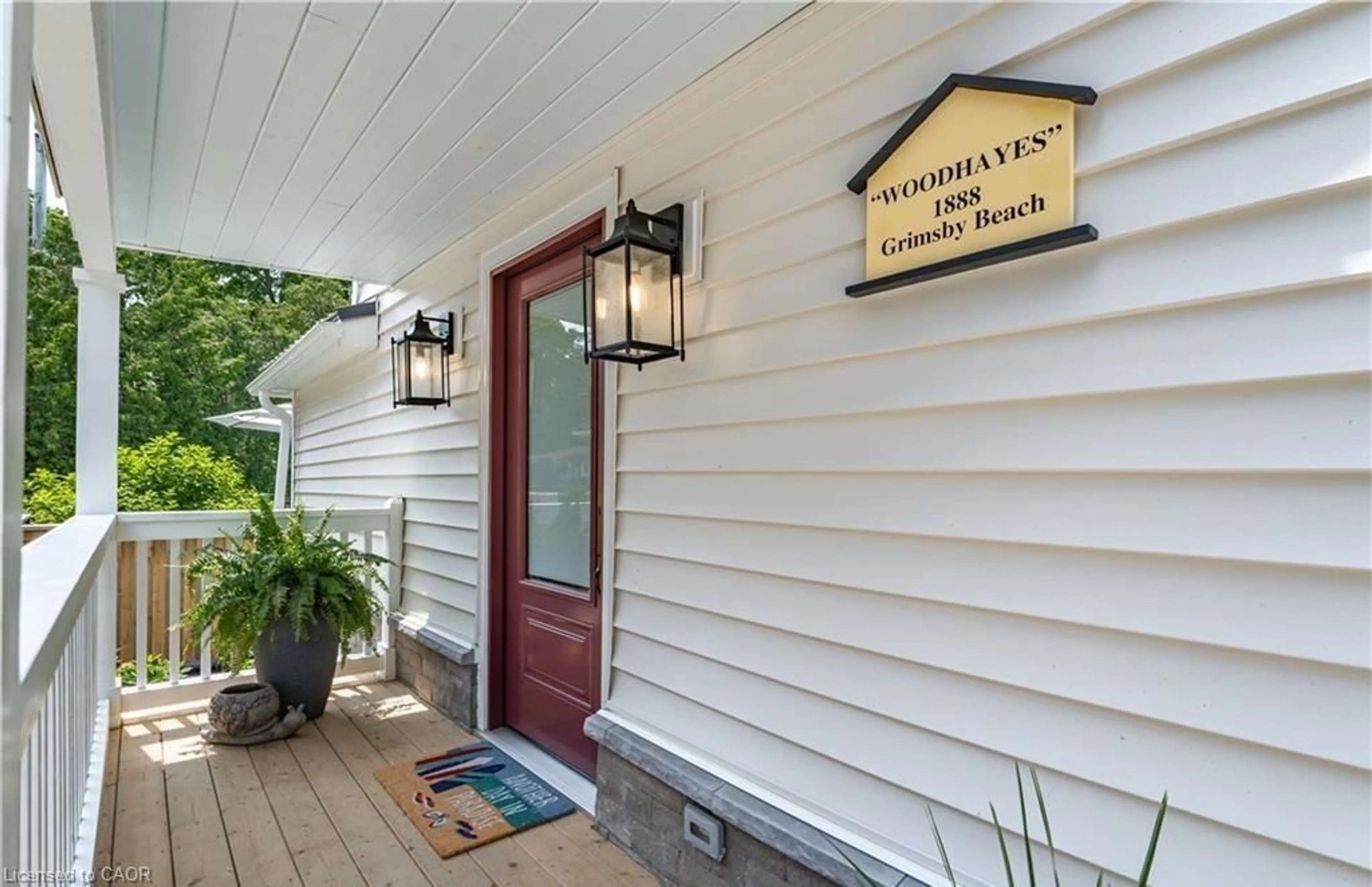 Indoor entryway for 4 6th St, Grimsby Ontario L3M 2T3