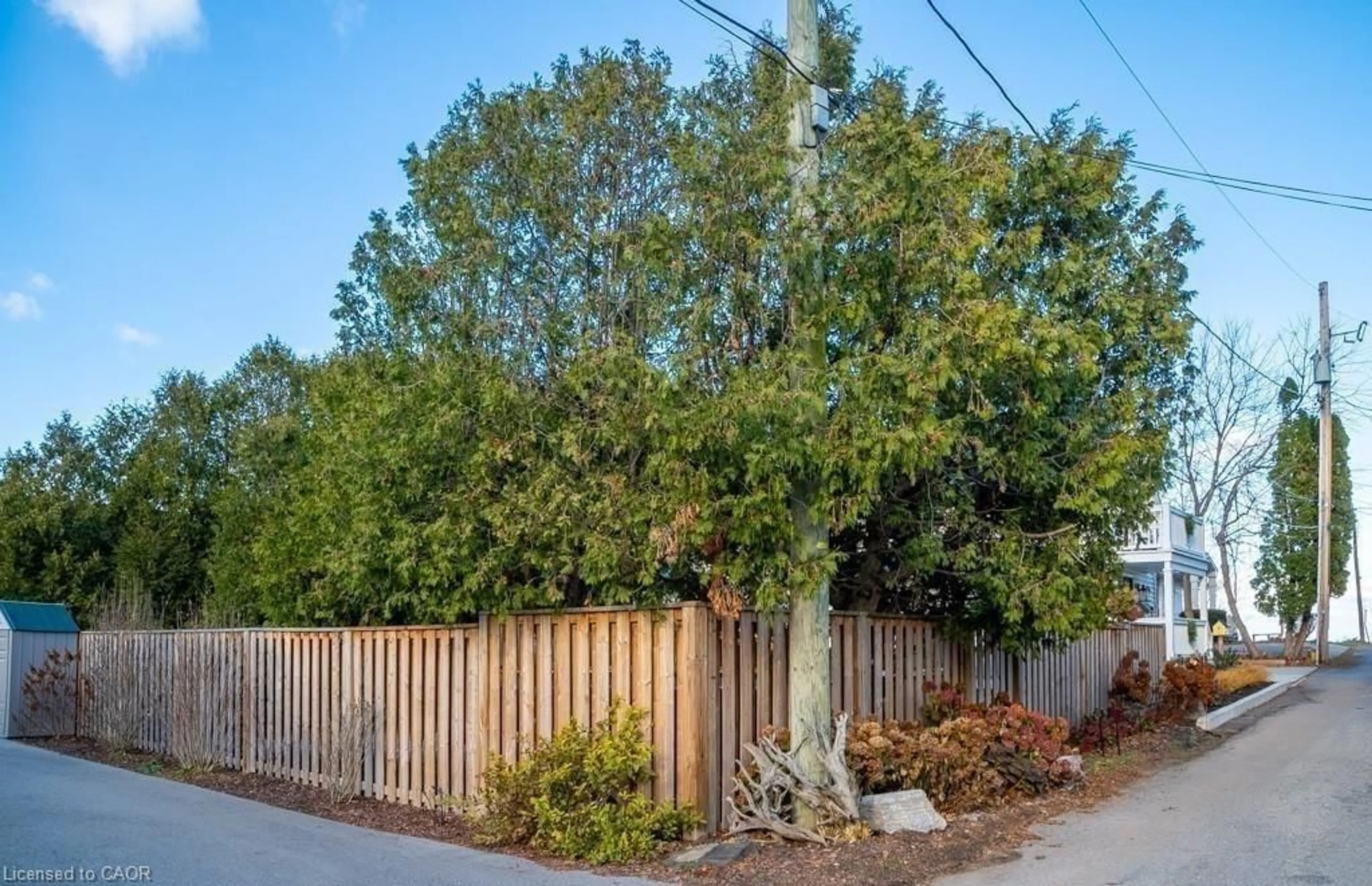 A pic from outside/outdoor area/front of a property/back of a property/a pic from drone, street for 4 6th St, Grimsby Ontario L3M 2T3