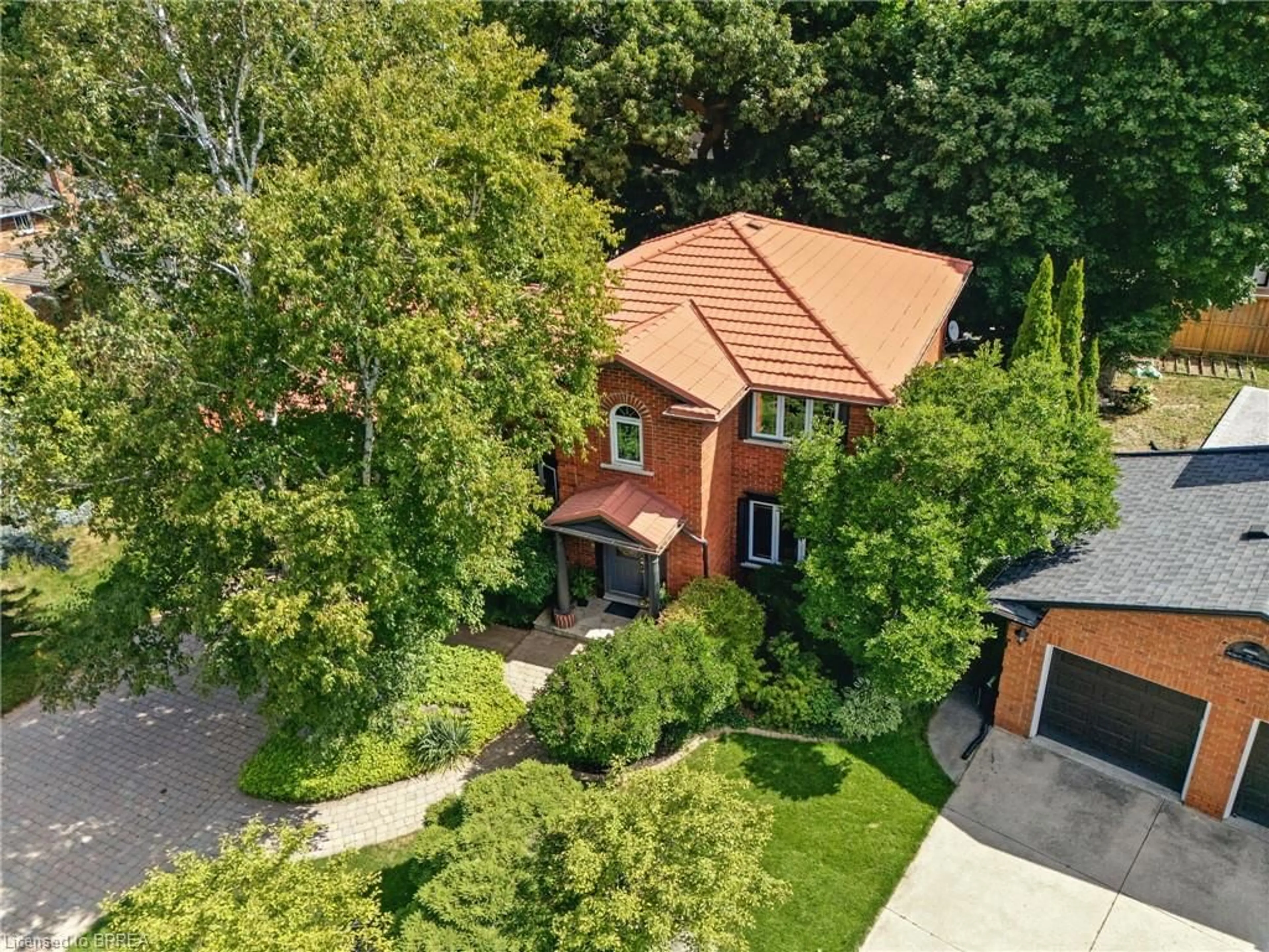 A pic from outside/outdoor area/front of a property/back of a property/a pic from drone, street for 91 Abbey Close, Ancaster Ontario L9G 4K9