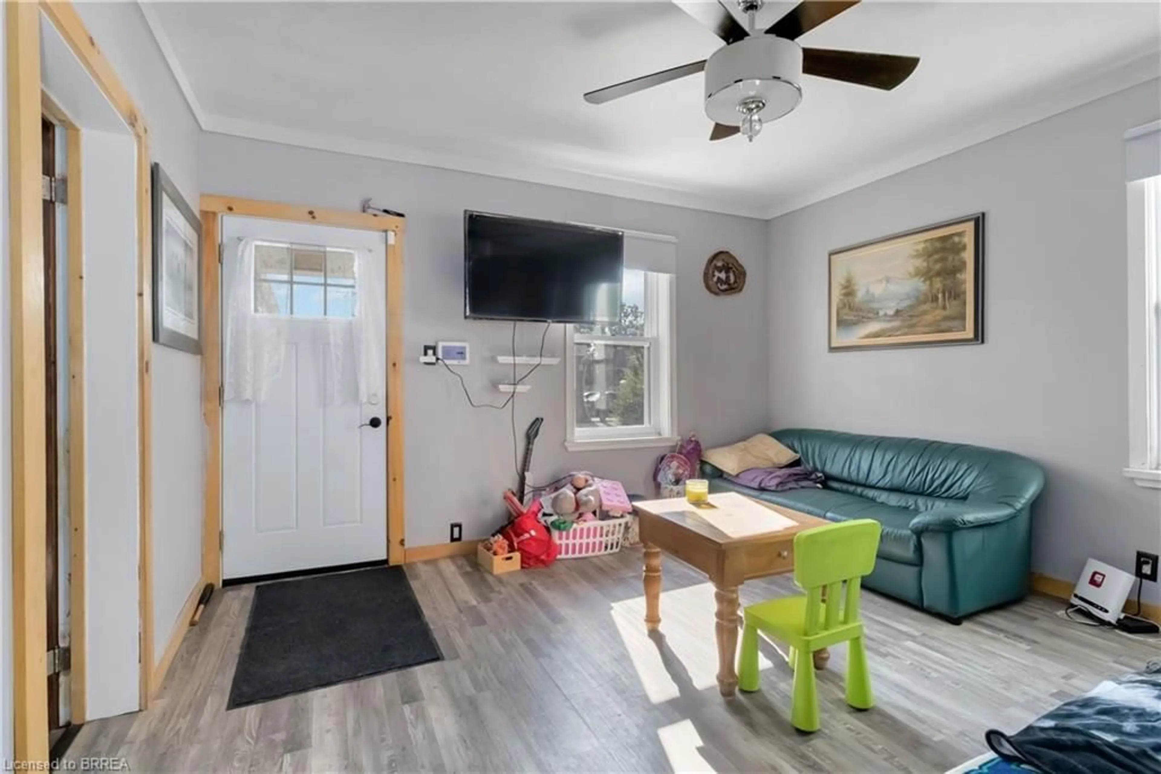 Living room with furniture, unknown for 72 Murray St, Brantford Ontario N3S 5N9