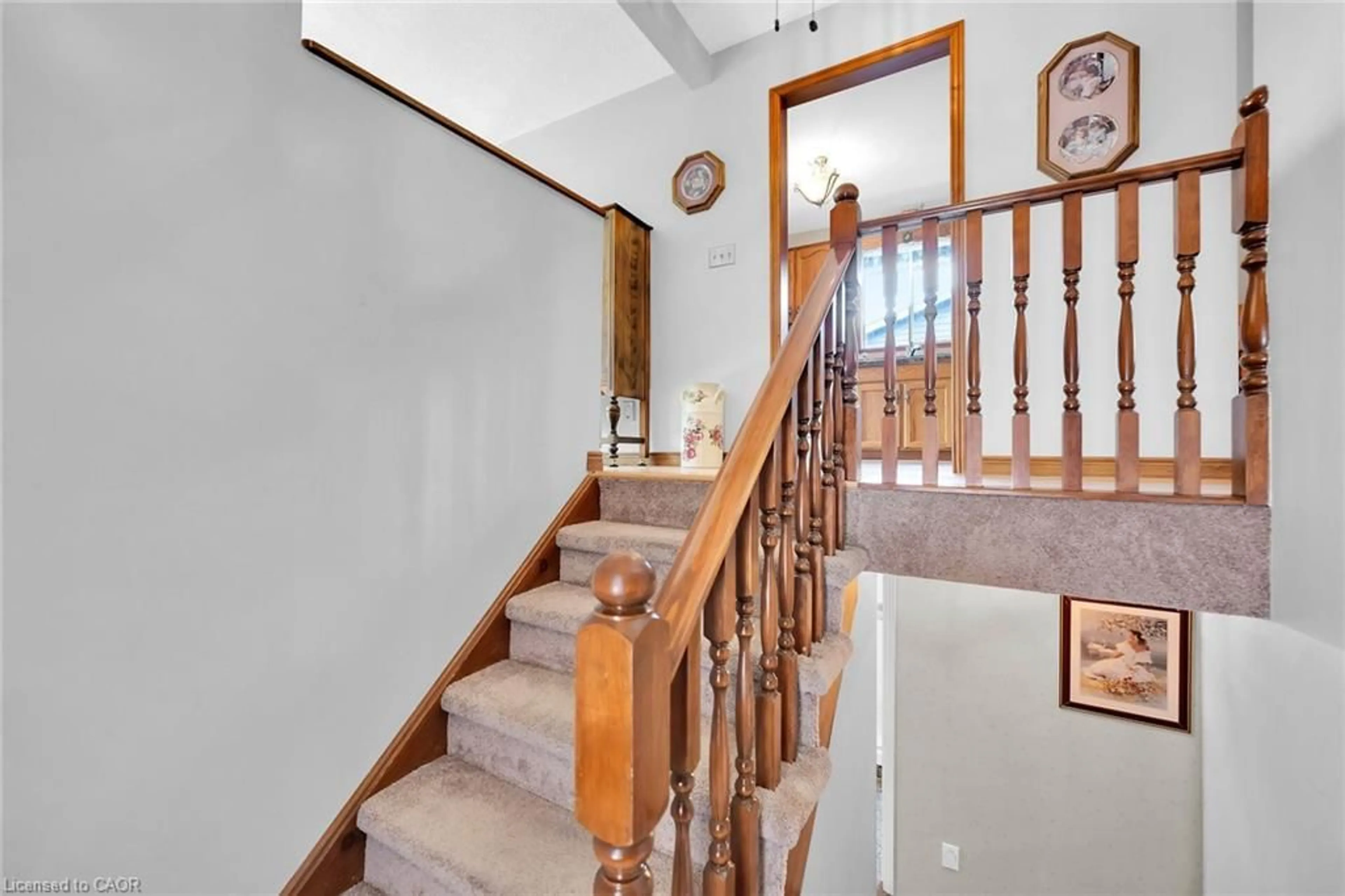Indoor foyer for 113 Wade Rd, West Lincoln Ontario L0R 2A0