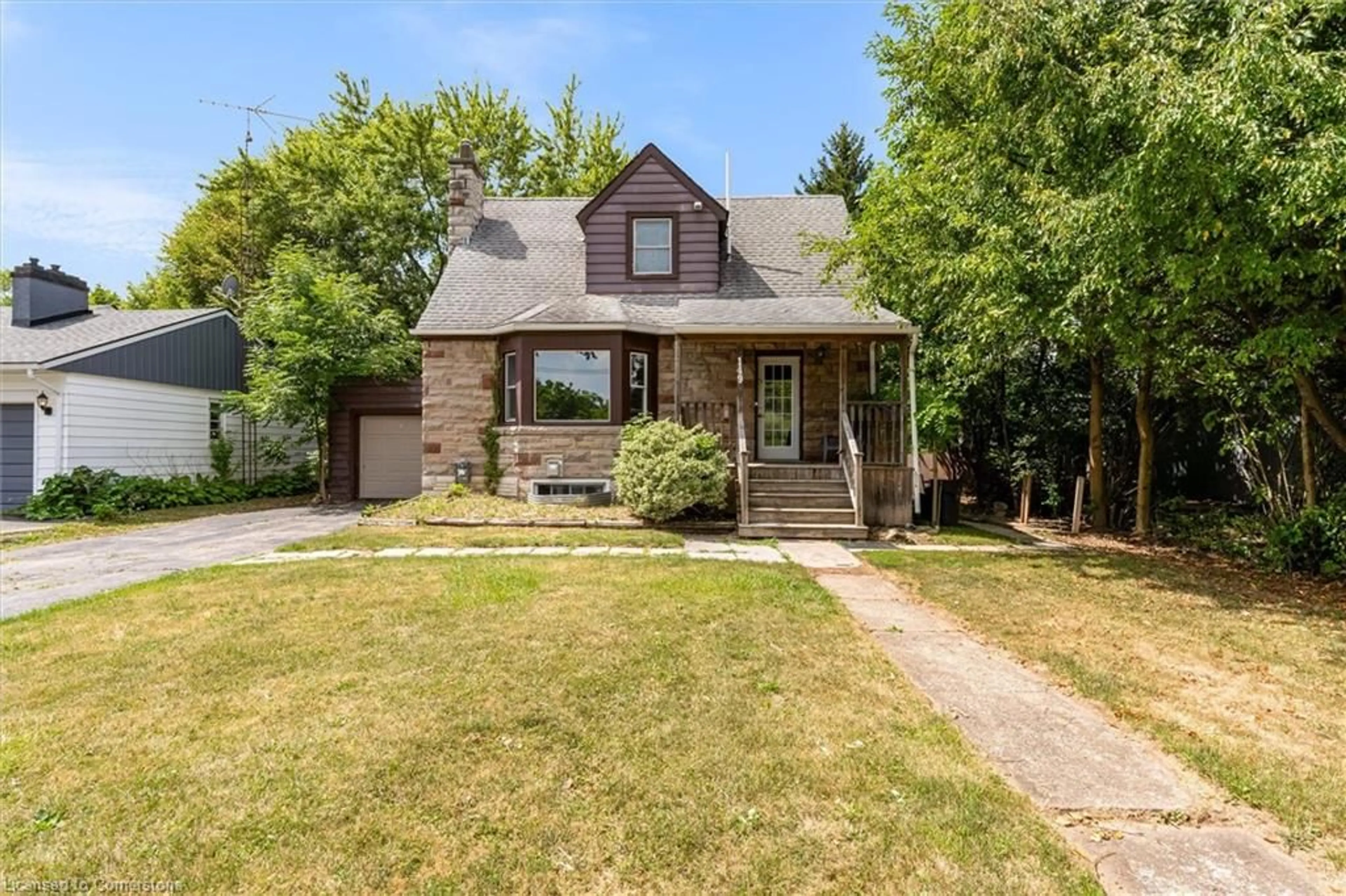 Home with brick exterior material, street for 149 First Ave, Welland Ontario L3C 1Y3