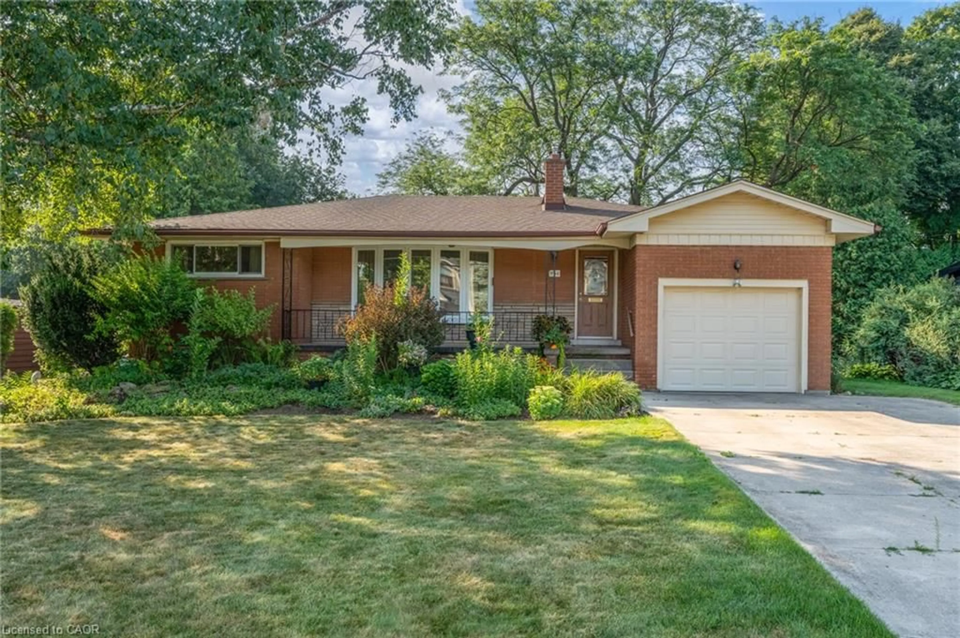 Home with brick exterior material, street for 654 Hiawatha Blvd, Ancaster Ontario L9G 3A5
