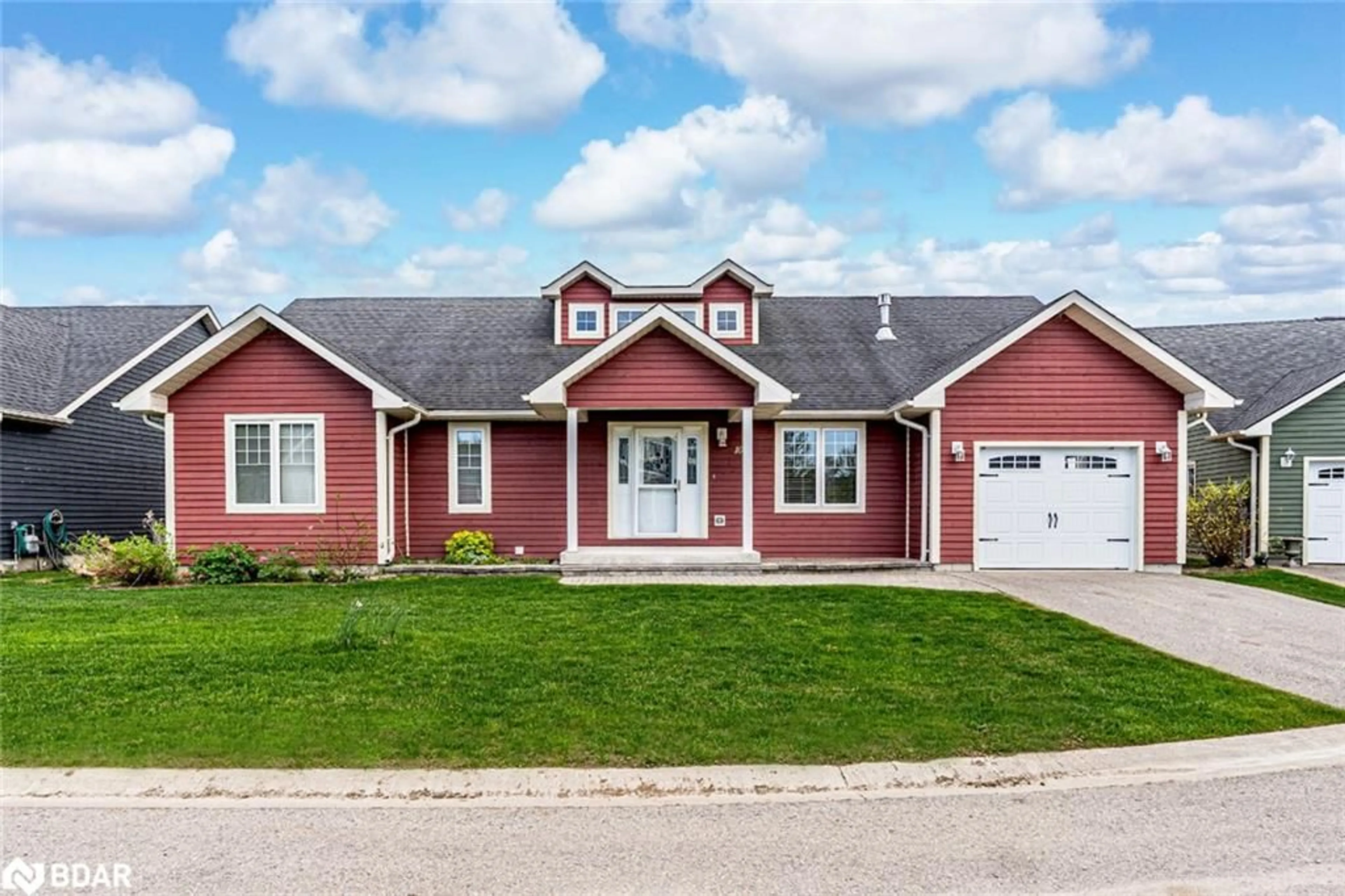 Home with vinyl exterior material, street for 10 Grew Cres, Penetanguishene Ontario L9M 0A4