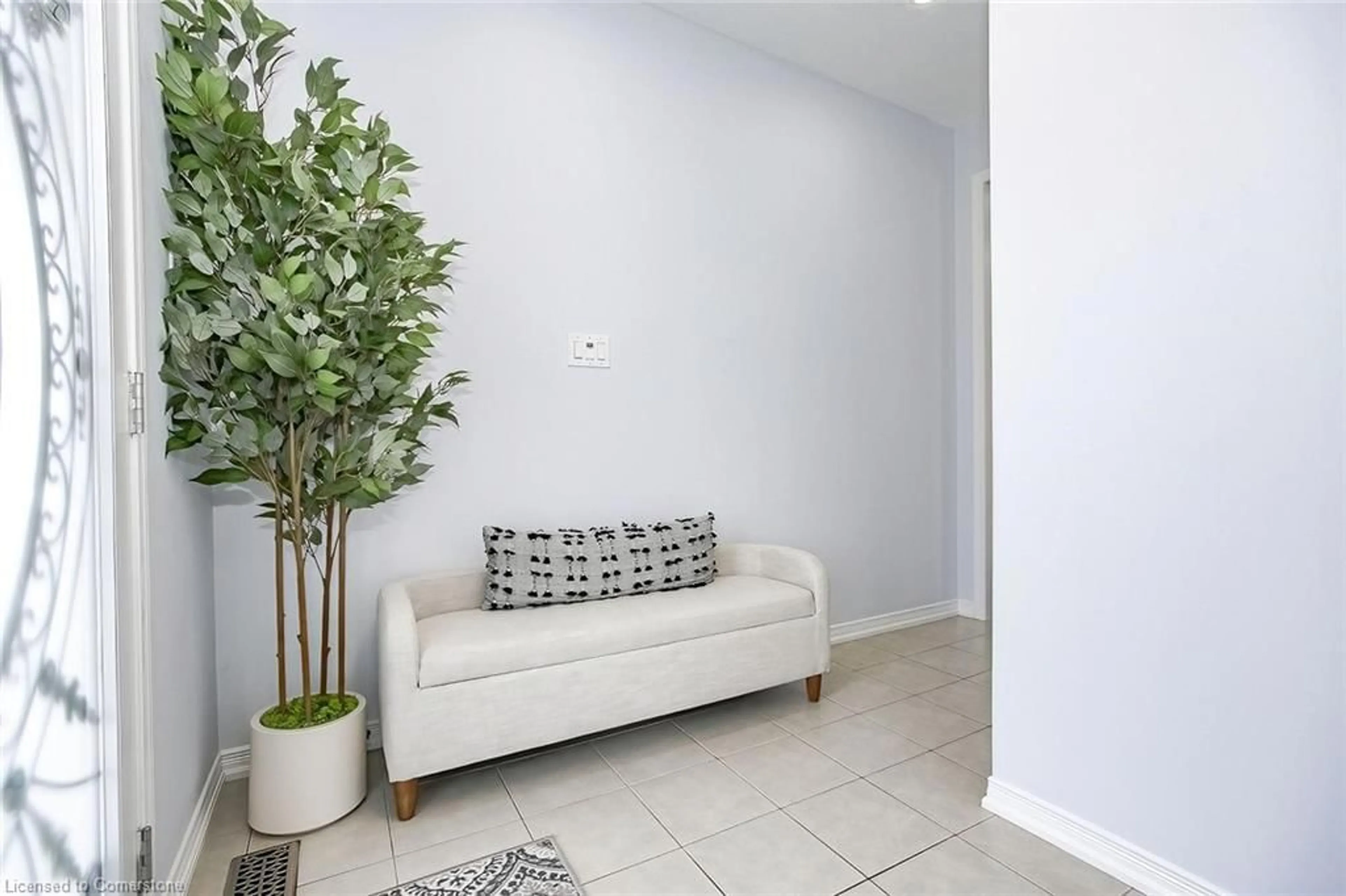 Indoor entryway for 154 Munro Cir, Brantford Ontario N3T 5L6