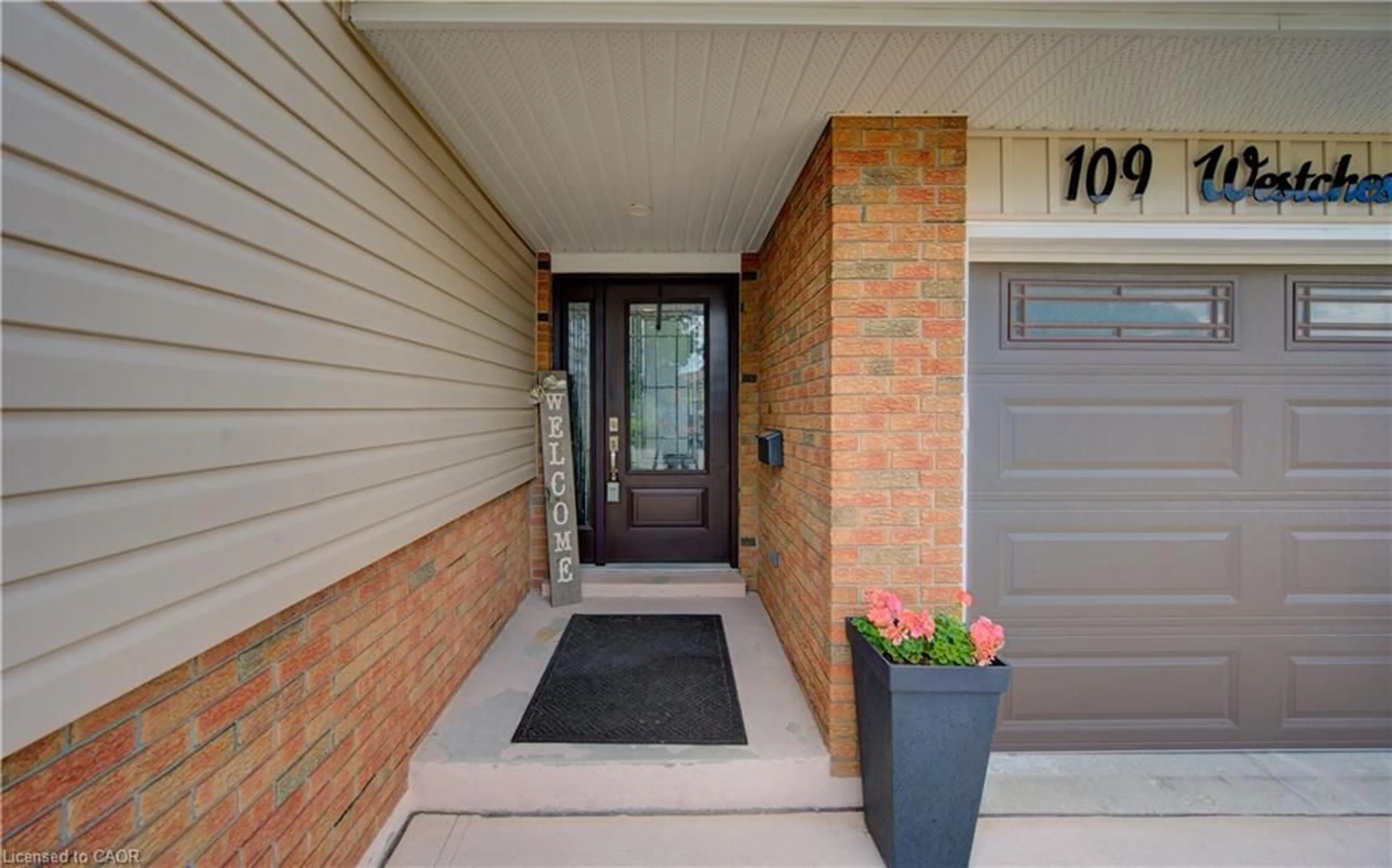 Indoor entryway for 109 Westchester Dr, Kitchener Ontario N2B 3L6