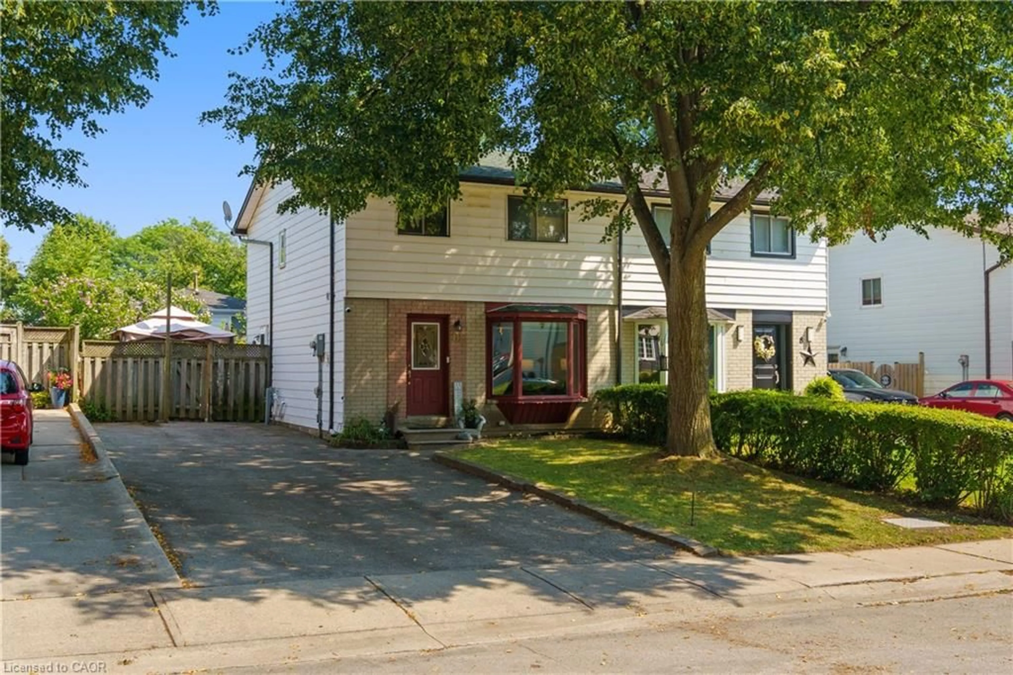 Home with vinyl exterior material, street for 10 Glen Eden Crt, Hamilton Ontario L9C 6H6