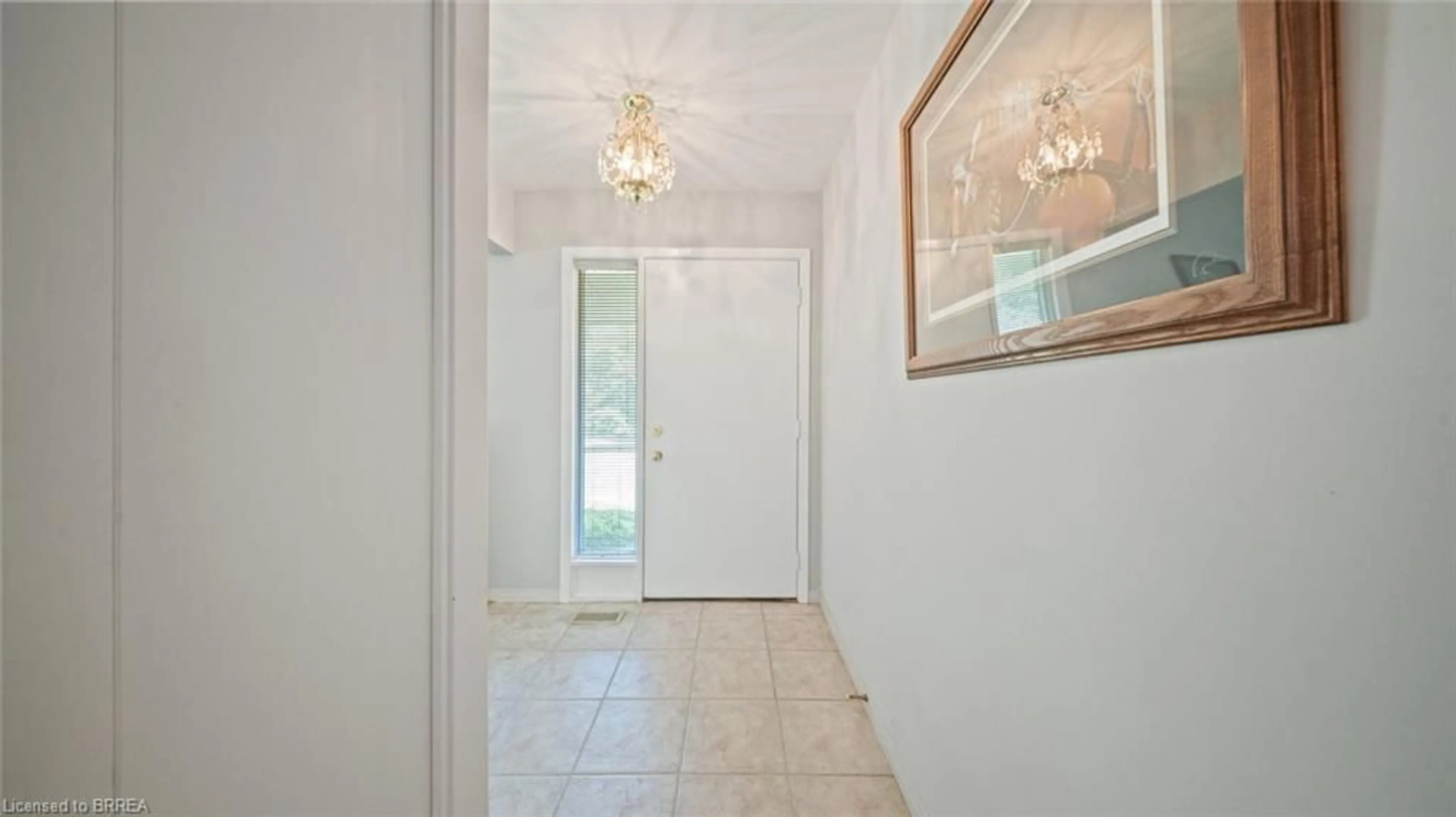 Indoor foyer for 124 Governor's Rd, Brantford Ontario N3L 3E1