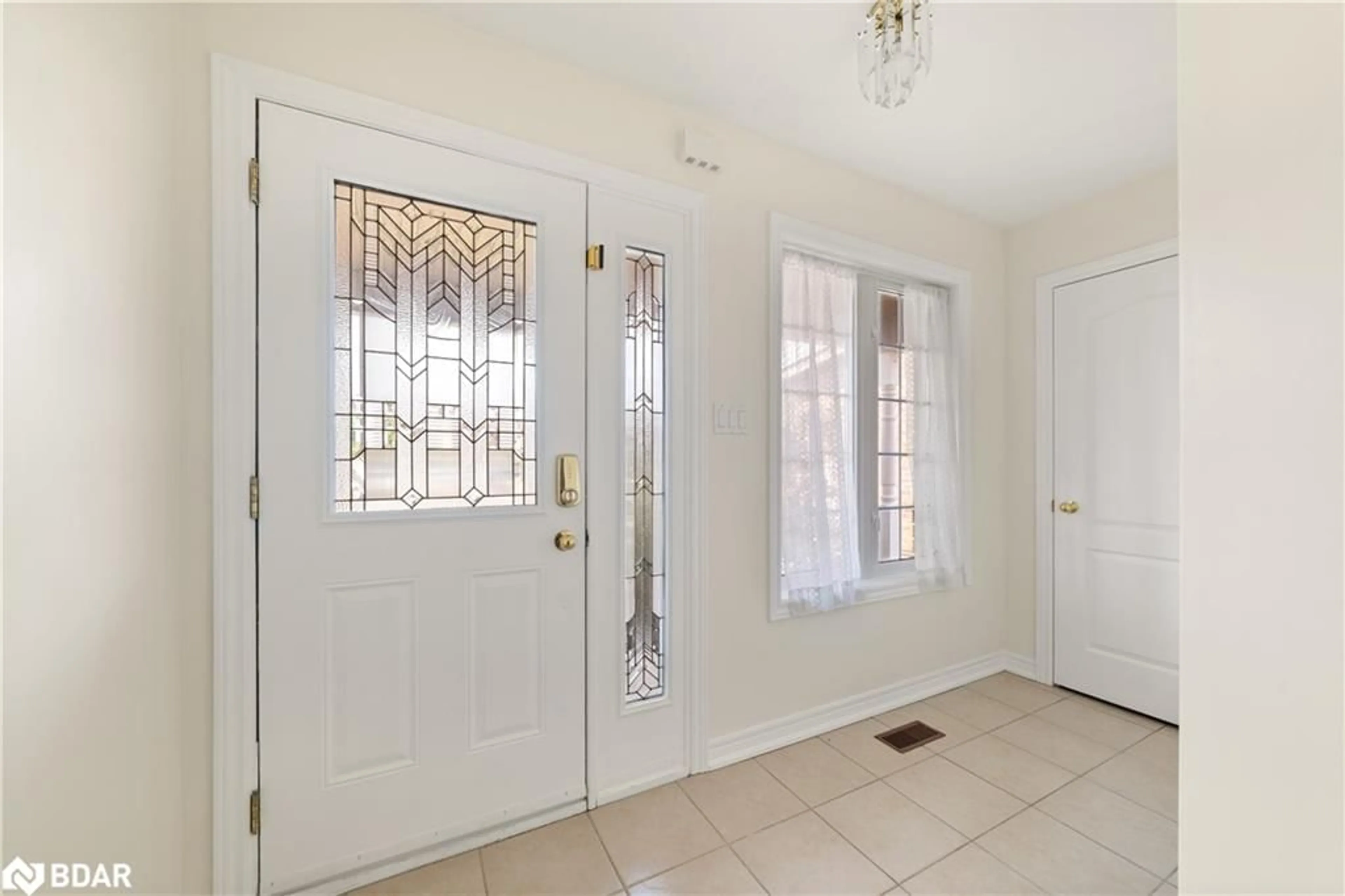 Indoor entryway for 67 Sweetnam Dr, Lindsay Ontario K9V 0A7